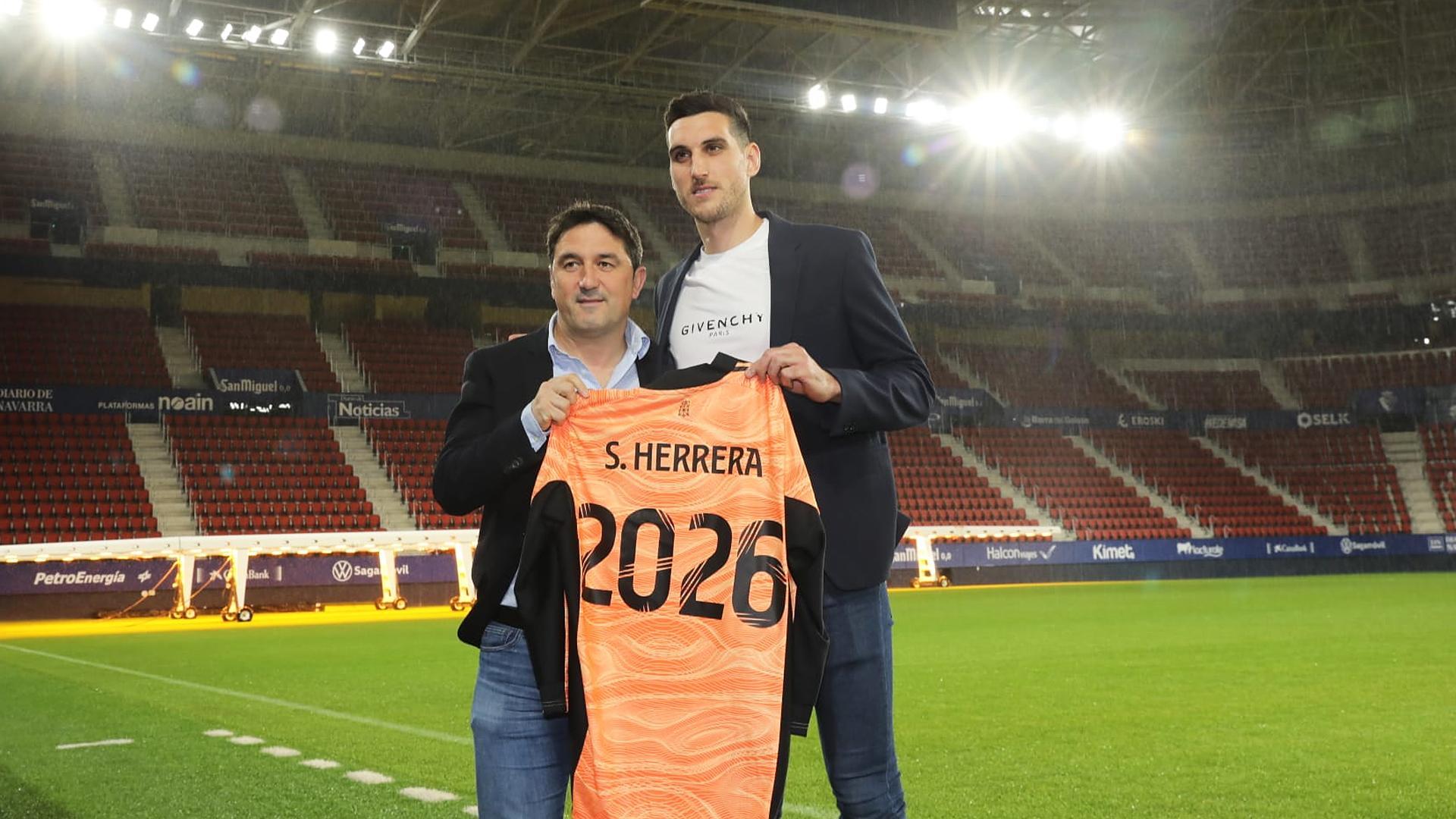 El director deportivo del .A. Osasuna, Braulio Vázquez, posa junto a Sergio Herrera tras la rueda de prensa de su renovación