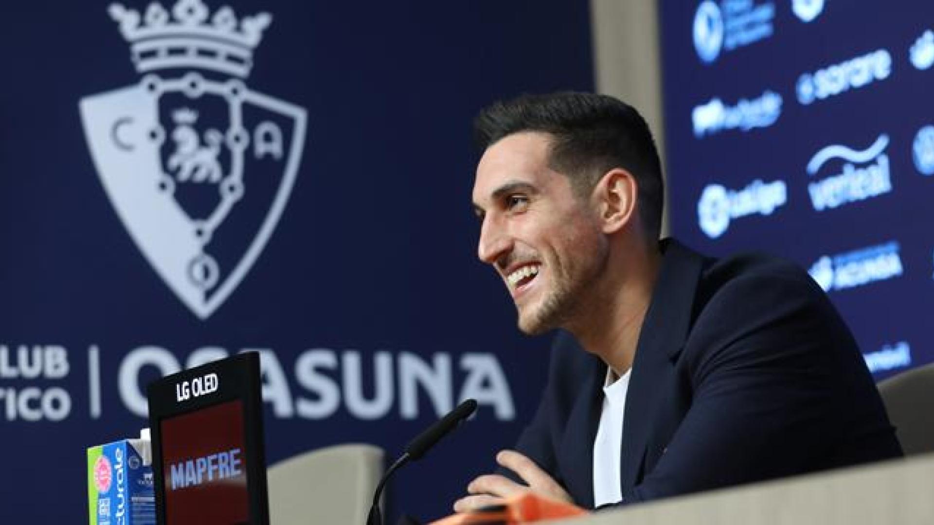 Hubo momentos distendidos en la comparecencia que ofreció el meta burgalés de Osasuna.