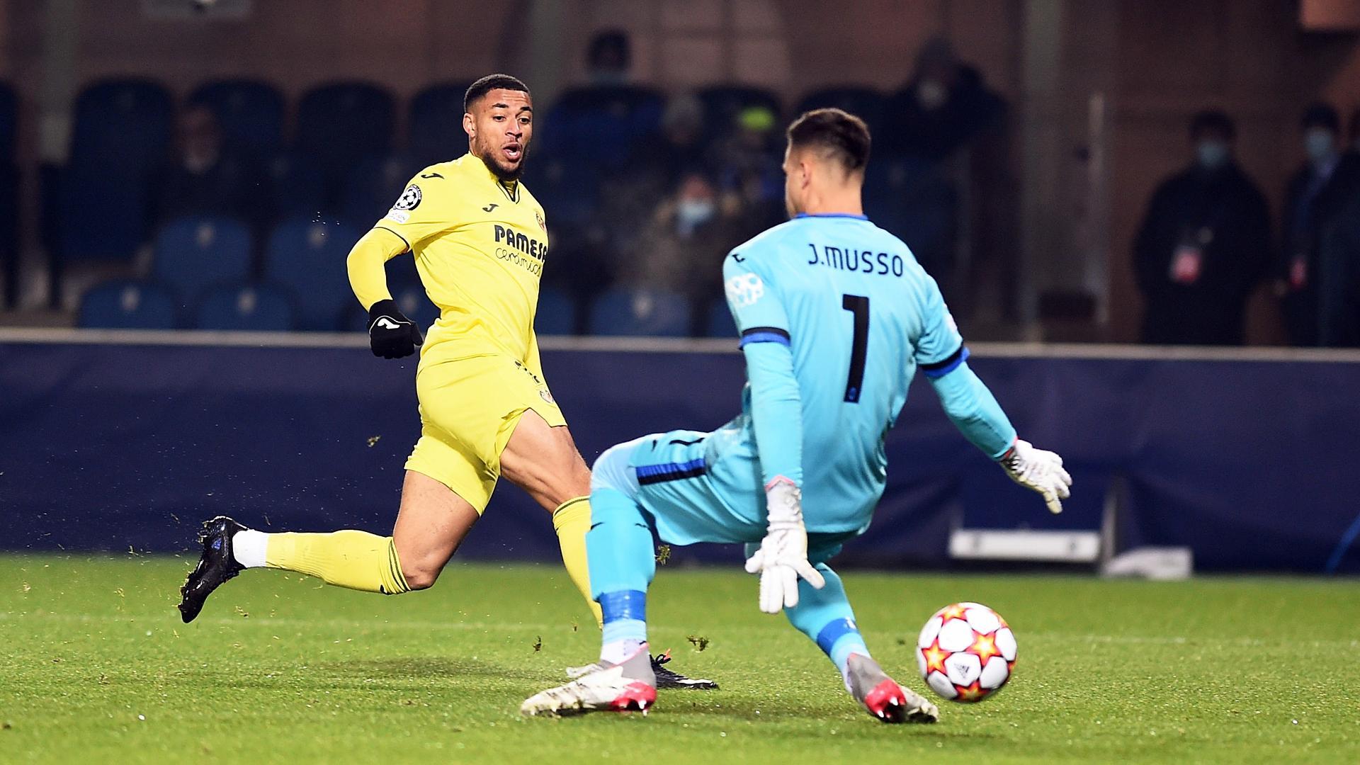 Arnaut Danjuma marca el primer tanto del encuentro tras superar al meta de la Atalanta