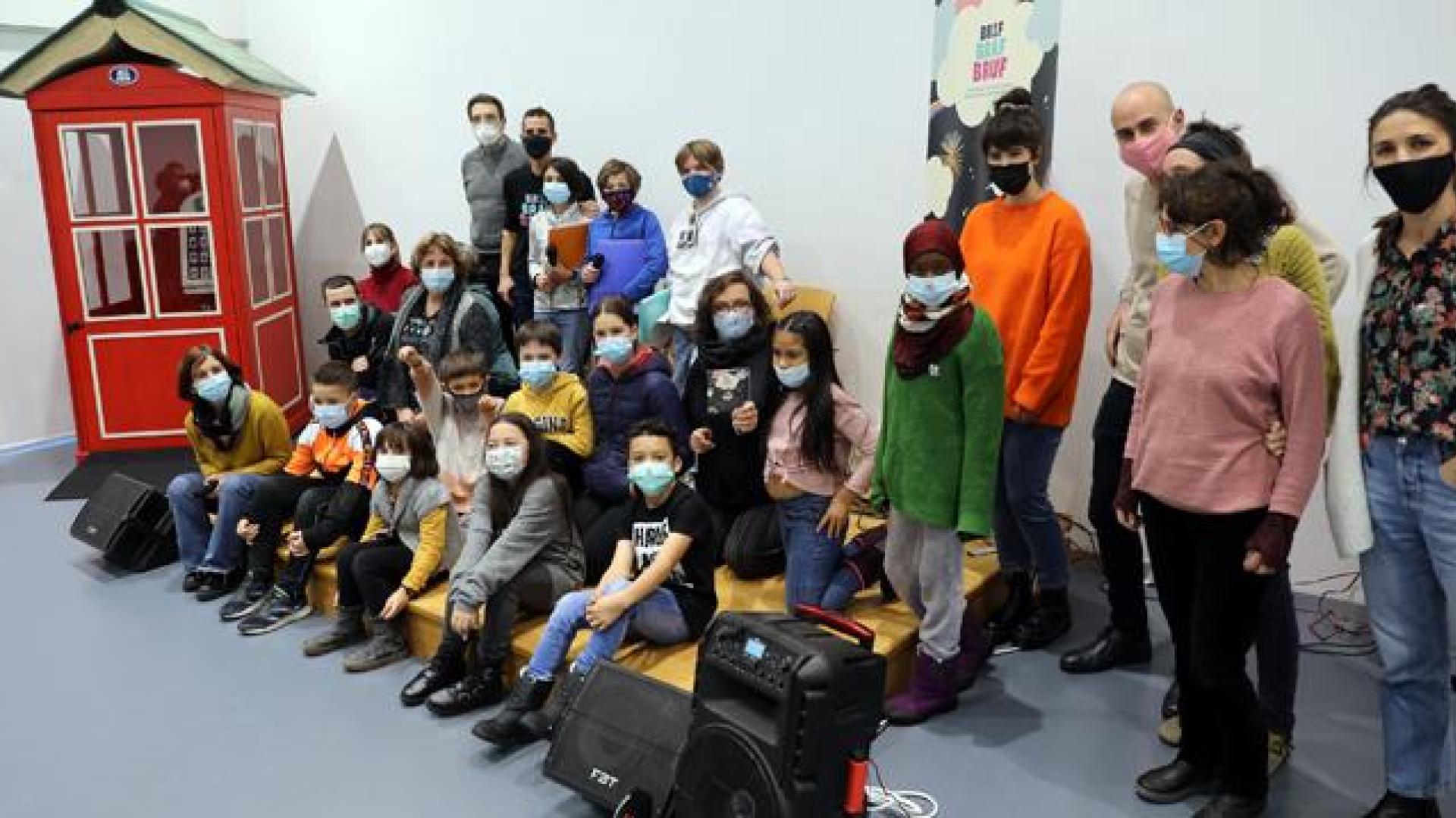 Organizadores, colaboradores y participantes en el festival, ayer en la Biblioteca de la Txantrea. A la izquierda, la cabina de teléfono que se instalará para escuchar cuentos
