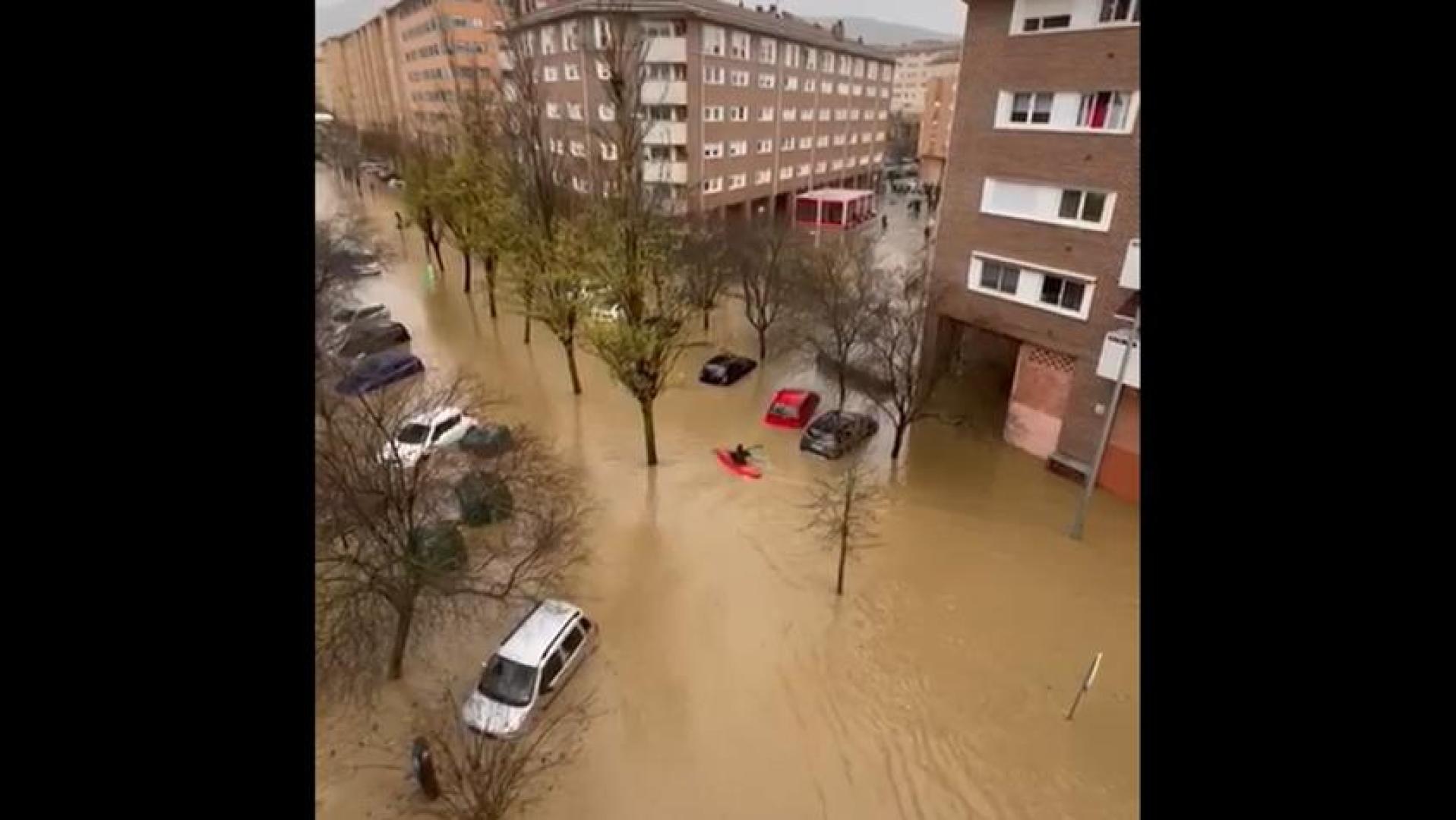 Un hombre ha aprovechado de las inundaciones en Pamplona para pasear en canoa por las calle de la Rochapea