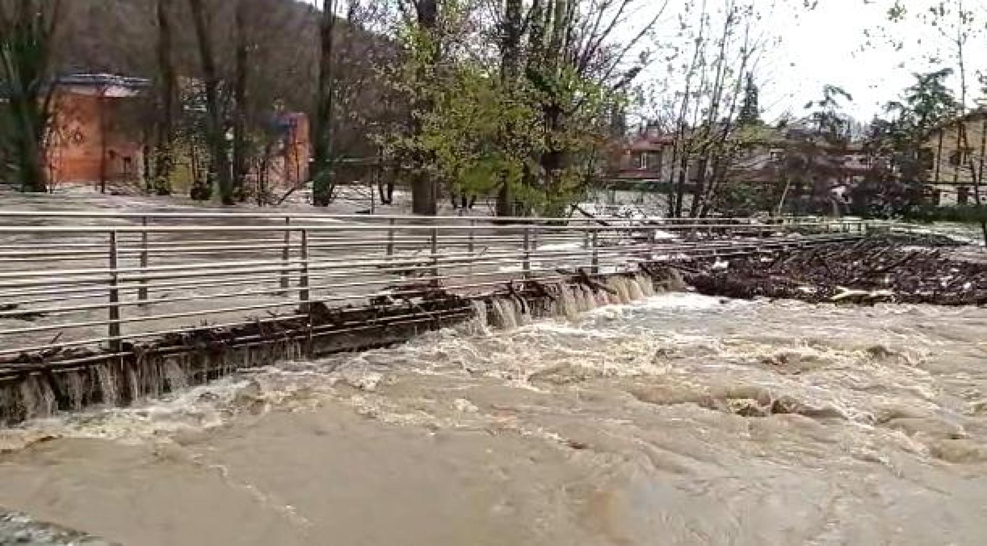 La pasarela que va las piscinas (al fondo), que habitualmente está a unos cuatro metros del agua, se ha visto superada por la riada
