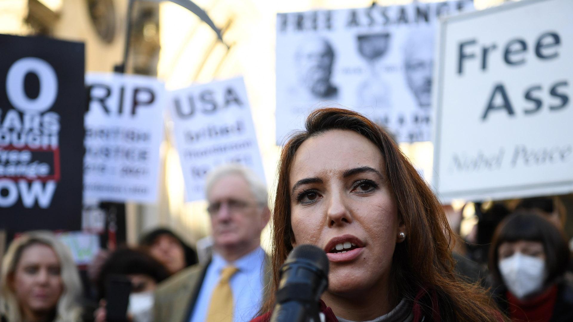 Stella Moris, novia de Assange, en sus declaraciones ante los medios