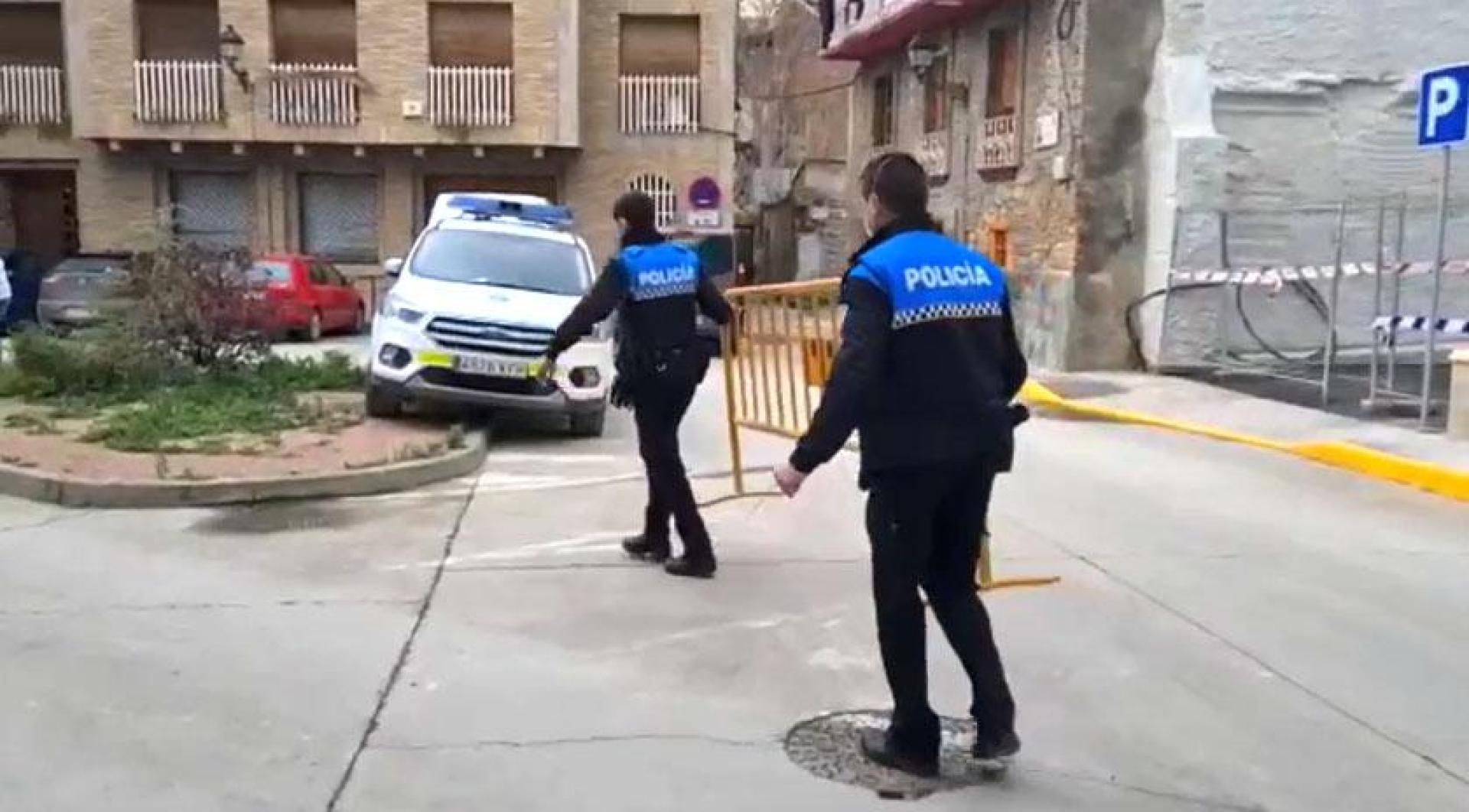 Los dueños de un local de antigüedades del paseo de Pamplona ponen las cosas a salvo y la Policía Local coloca vallas en las zonas que se prevé que resulten afectadas