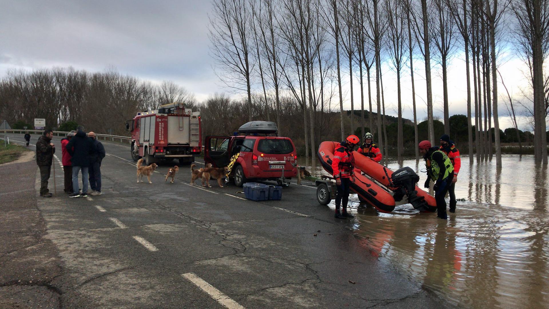 Momento en el que los bomberos han finalizado el rescate del vecino de Milagro y sus perros