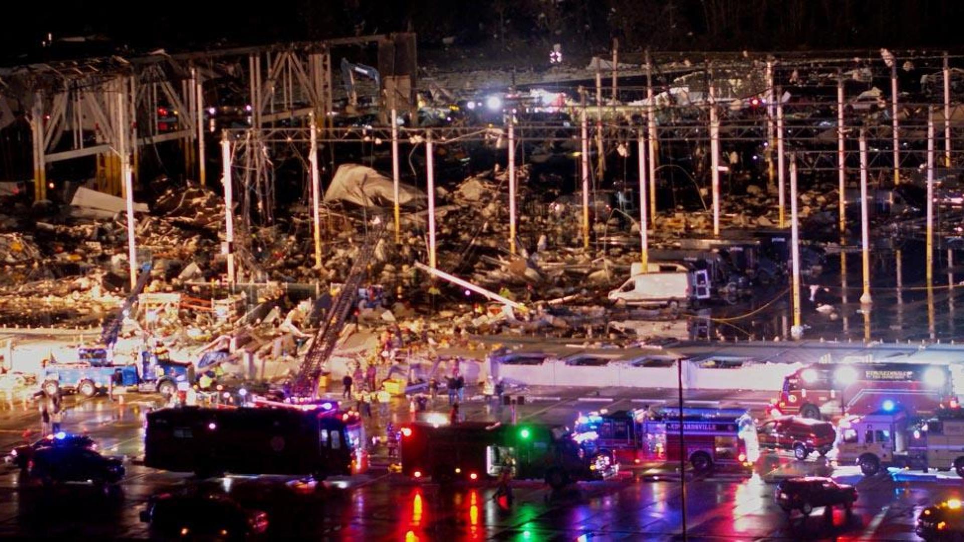 Un almacén de Amazon, destruido por un tornado en Illinois