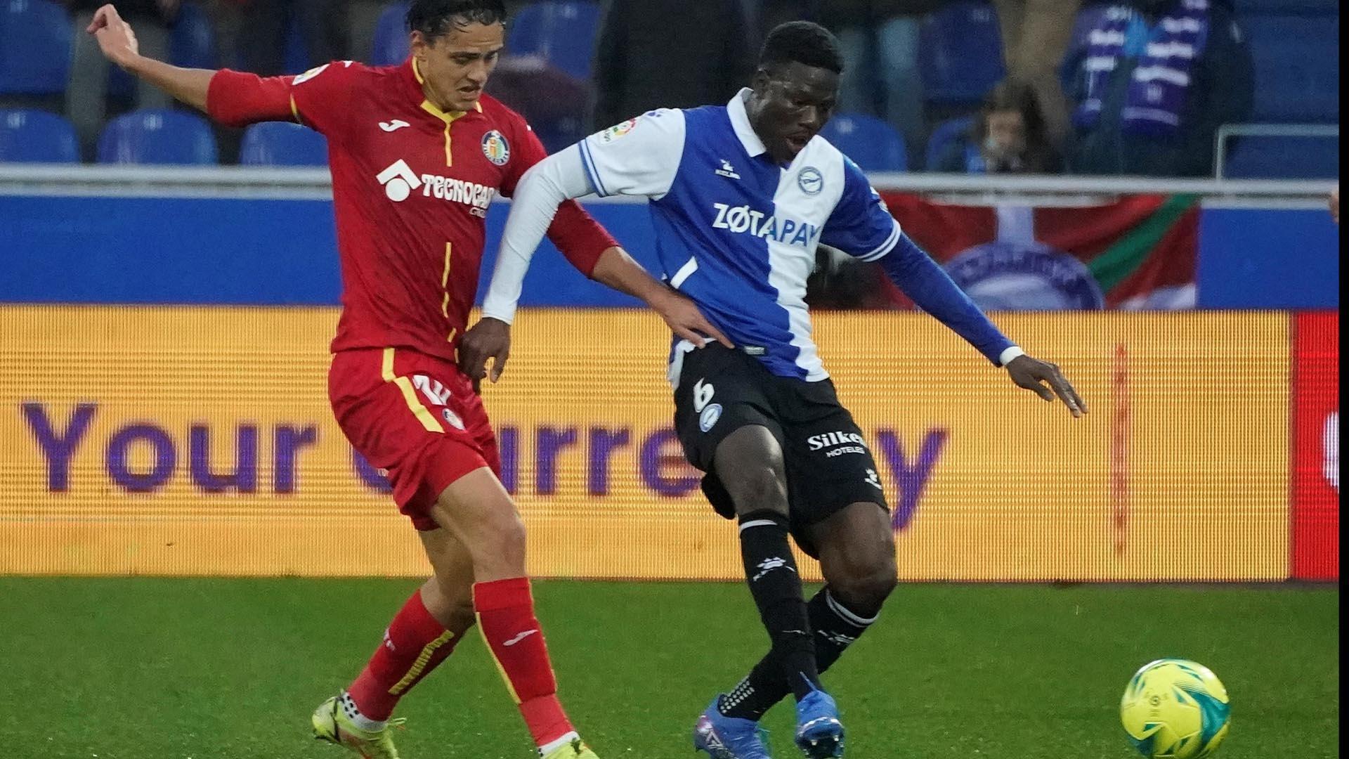El centrocampista del Alavés Mamadou Loum, y el delantero del Getafe Enes Ünal, que marca el primer gol del partido