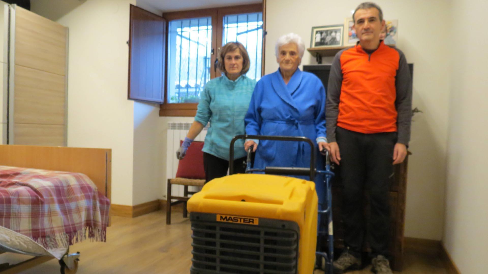 Mari Carmen Satrústegui, con sus hijos, en la habitación, ya limpia