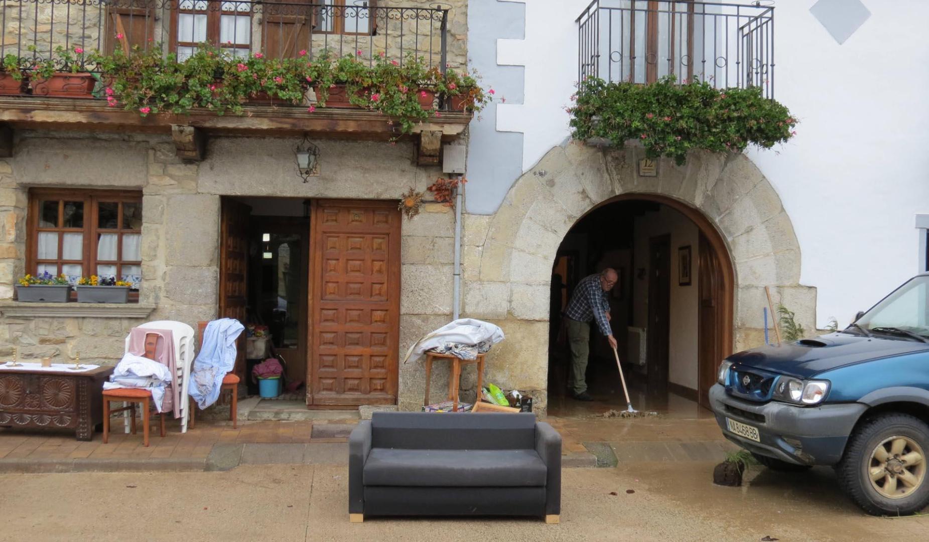 Muebles y enseres en la calle Mayor de Arruazu, donde ayer la lluvia dio una tregua