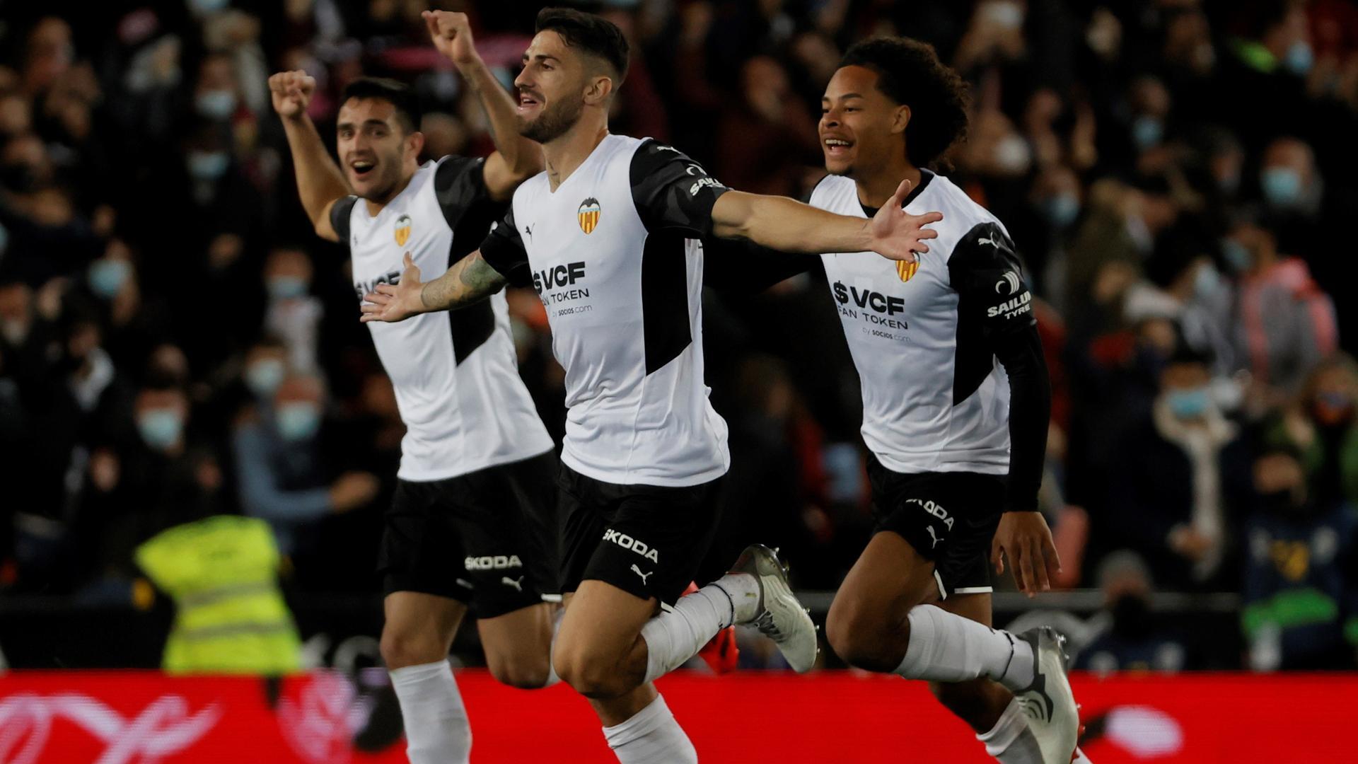 El defensa italiano del Valencia CF Cristiano Piccini (c) celebra su gol, segundo del equipo ante el Elche