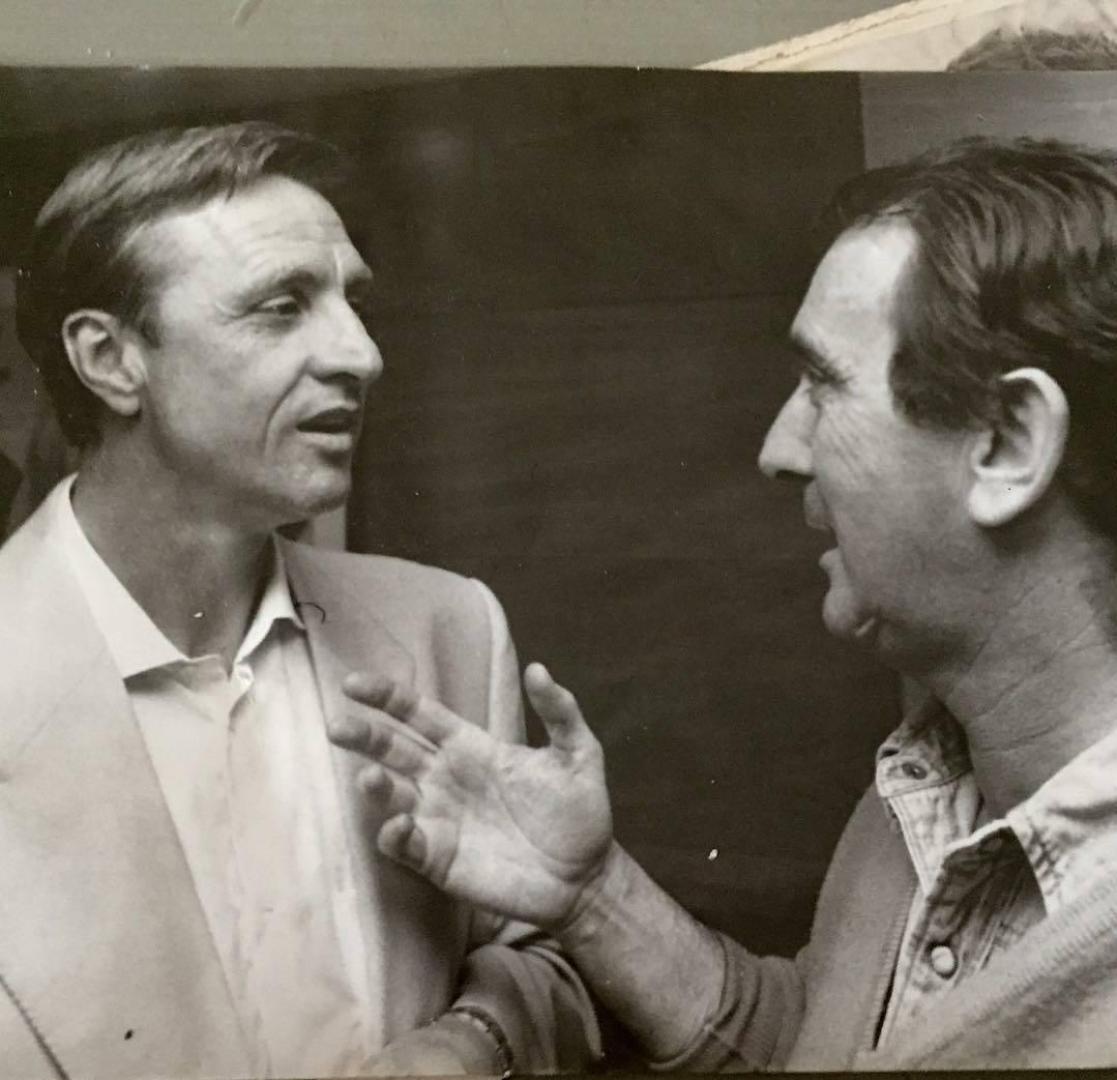 Jesús Riaño hablando con Johan Cruyff, cuando estaba en el Barcelona
