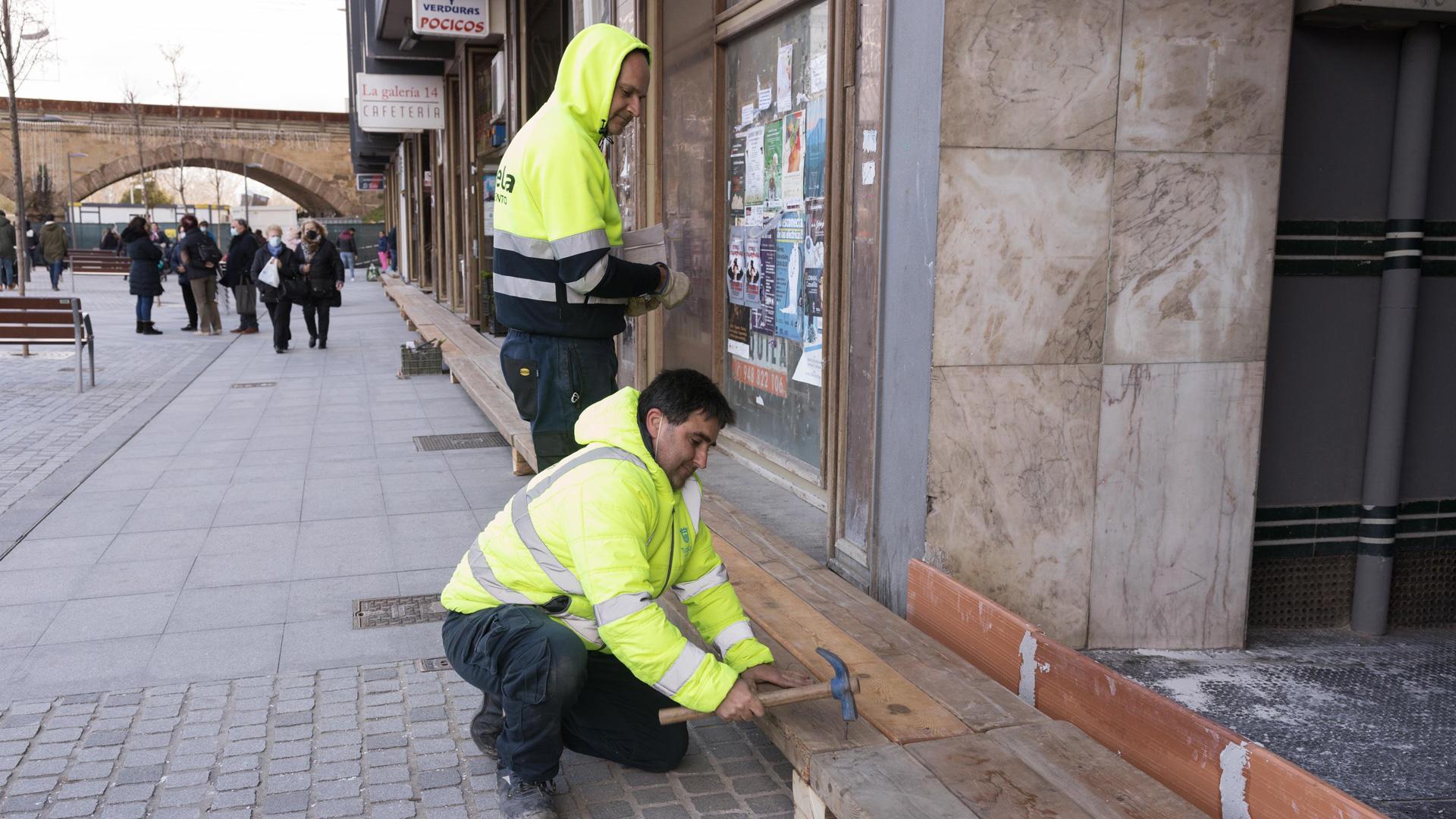 Operarios preparan las calles de Tudela para la crecida del río Ebro, que se espera que alcance su punto máximo de madrugada