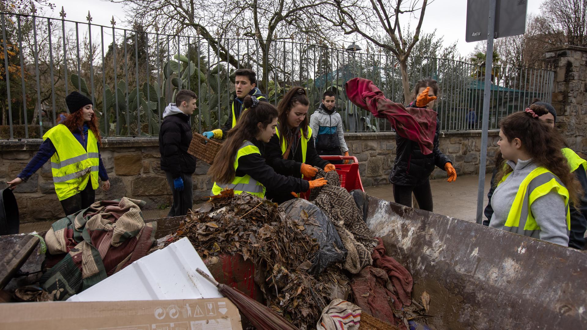 Un grupo de voluntarios tirando restos junto al parque municipal del palacete