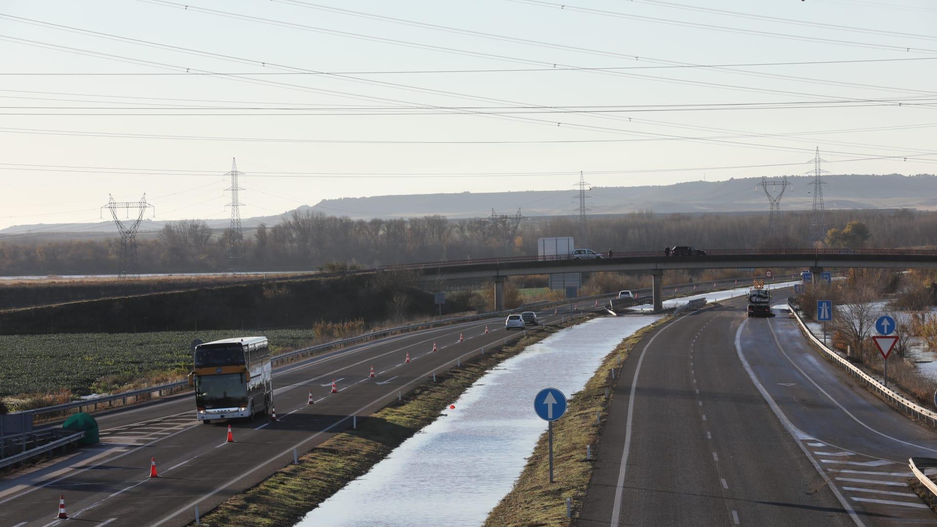 Dos carriles de la autopista han tenido que ser cerrados por las inundaciones