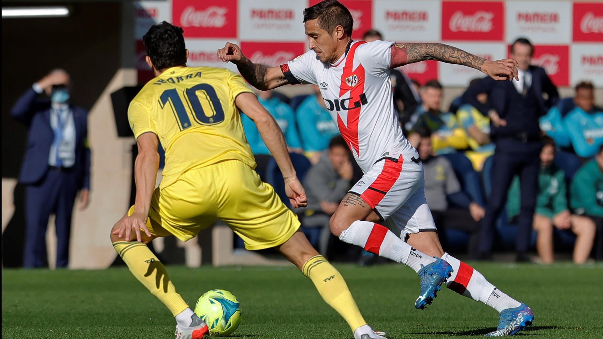 El delantero del Rayo Vallecano Sergi Guardiola (d) controla pelota ante el centrocampista del Villarreal, Vicente Iborra