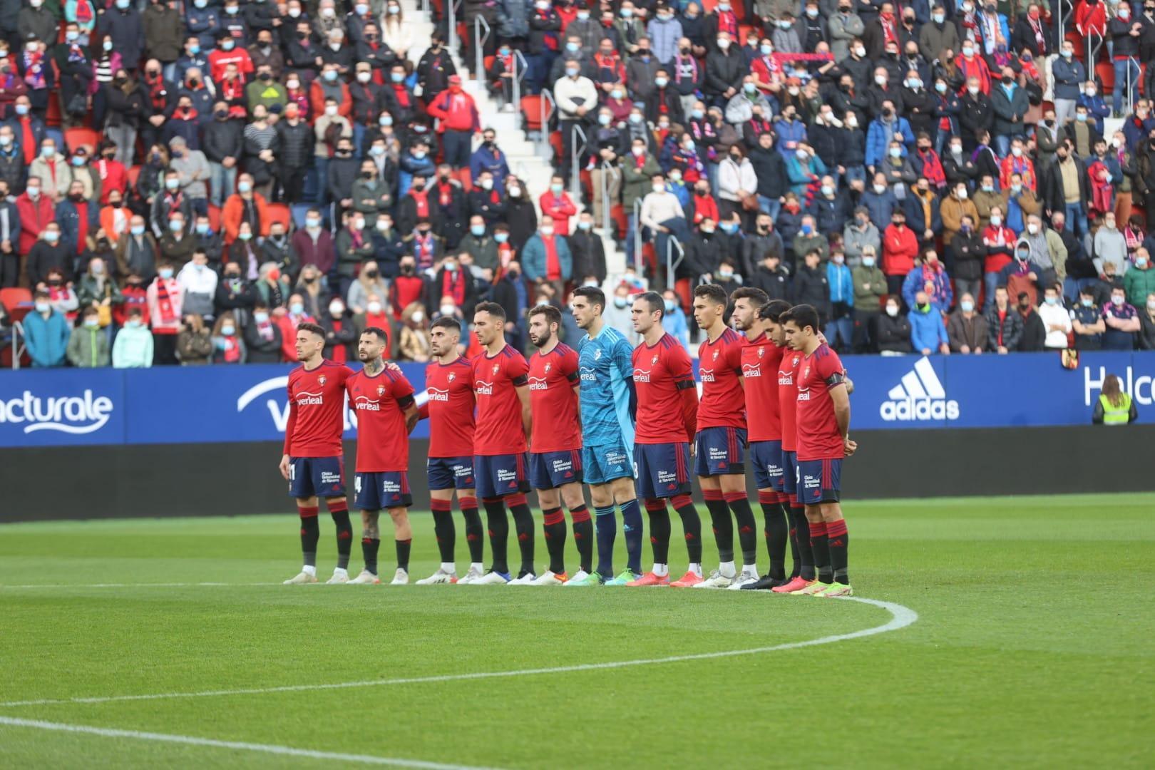 Minuto de silencio en honor a Jesús Riaño antes de partido disputado en El Sadar
