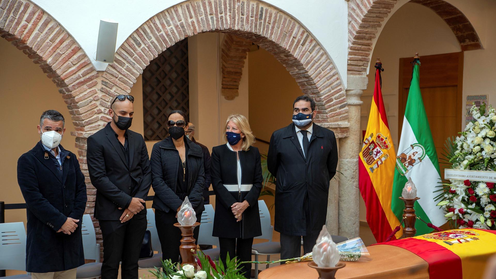 La viuda de Manolo Santana, Claudia Rodríguez (3i), acompañada por su hijo Christian (2i), el ex alcalde de Marbella José Bernal (i), la alcaldesa de Marbella, Ángeles Muñoz (2d), y del concejal de Deportes de la ciudad, Manuel Cardeña