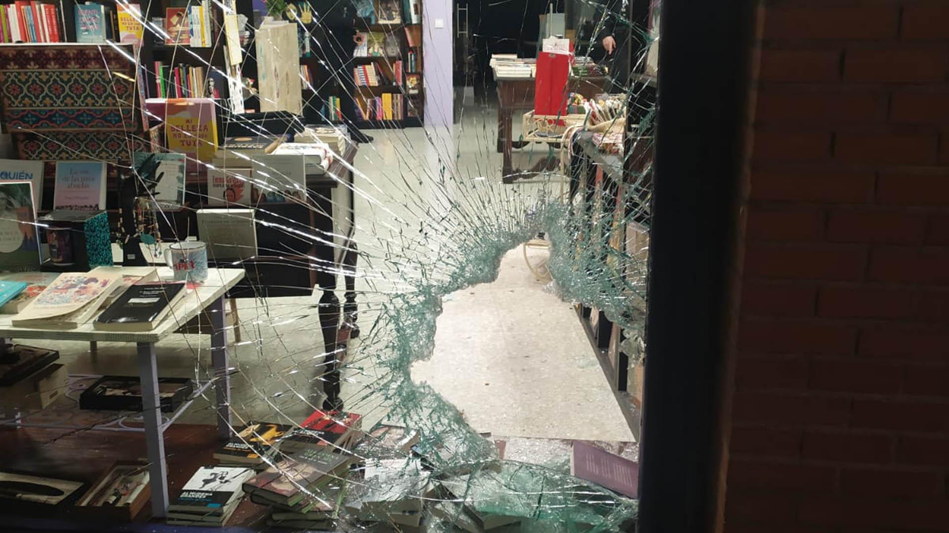 El cristal del escaparate, destrozado