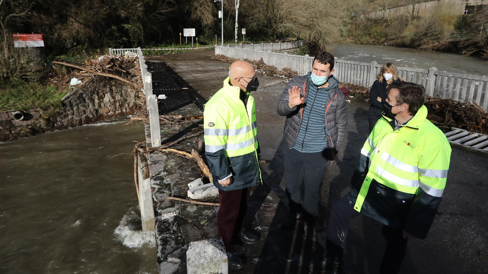El consejero Ciriza; Santiago Uterga, concejal de Santesteban, y Pedro López, director general de Obras Públicas e Infraestructuras, comprueban los daños sufridos por el puente de la localidad