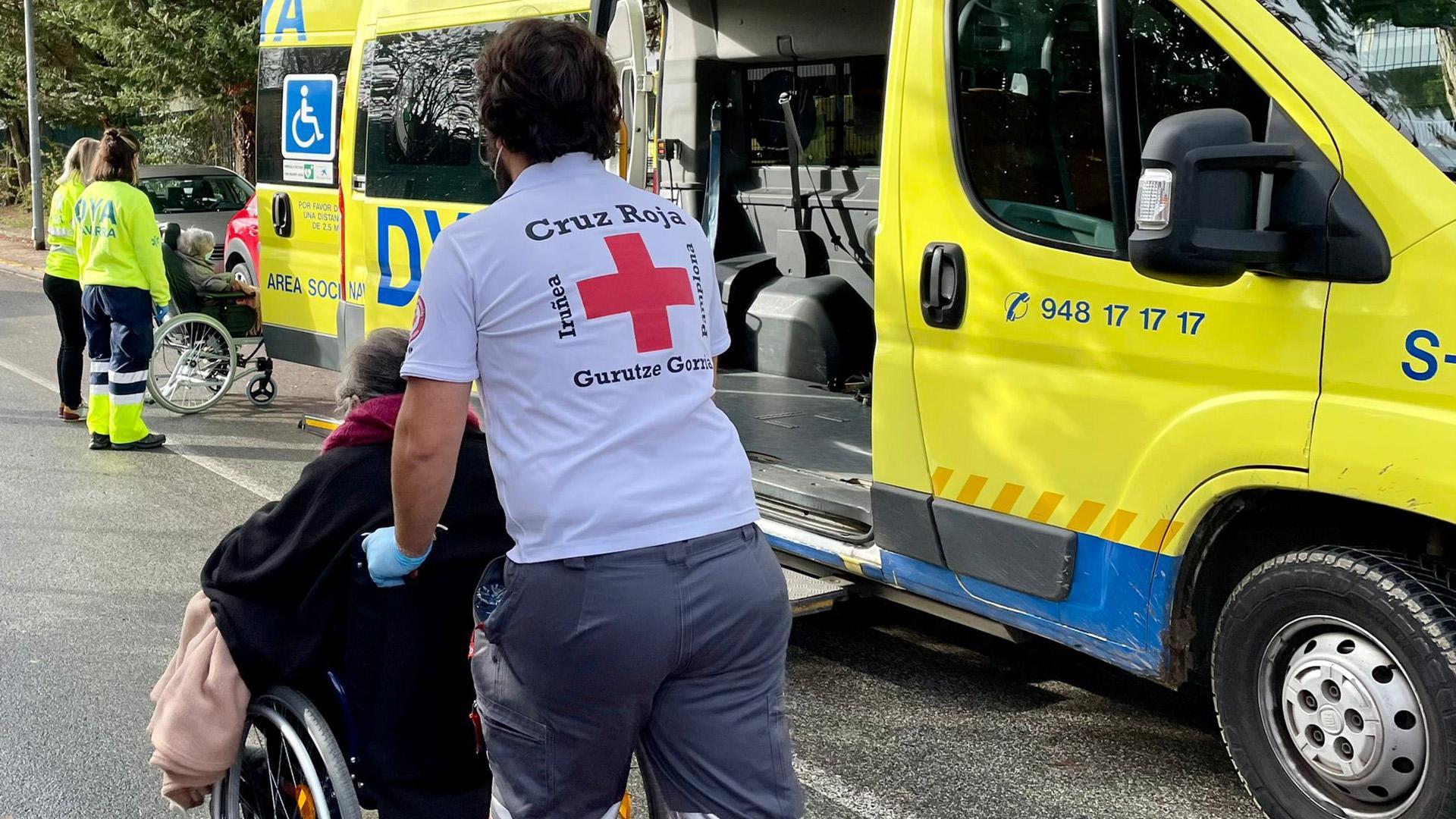 Una sanitaria desaloja a una residente