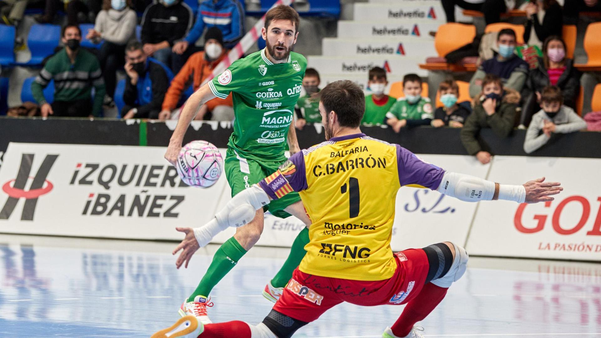 El capitán de Osasuna Magna, Roberto Martil, que marcó el 1-2, tuvo la opción del 1-0 pero Barrón, el portero del Palma, lo evitó