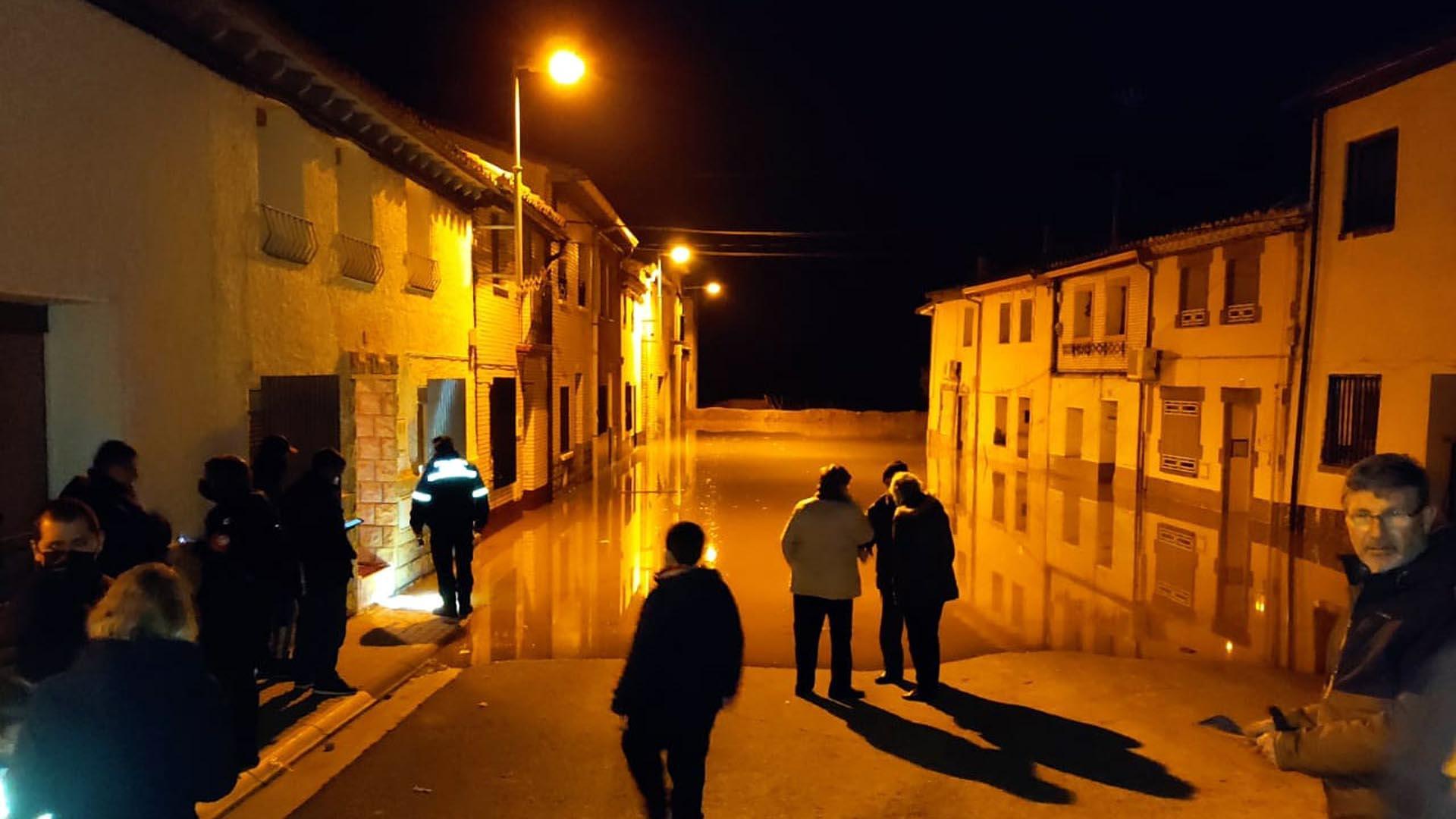 Imagen de la calle La Fuente tomada por las aguas del Ebro