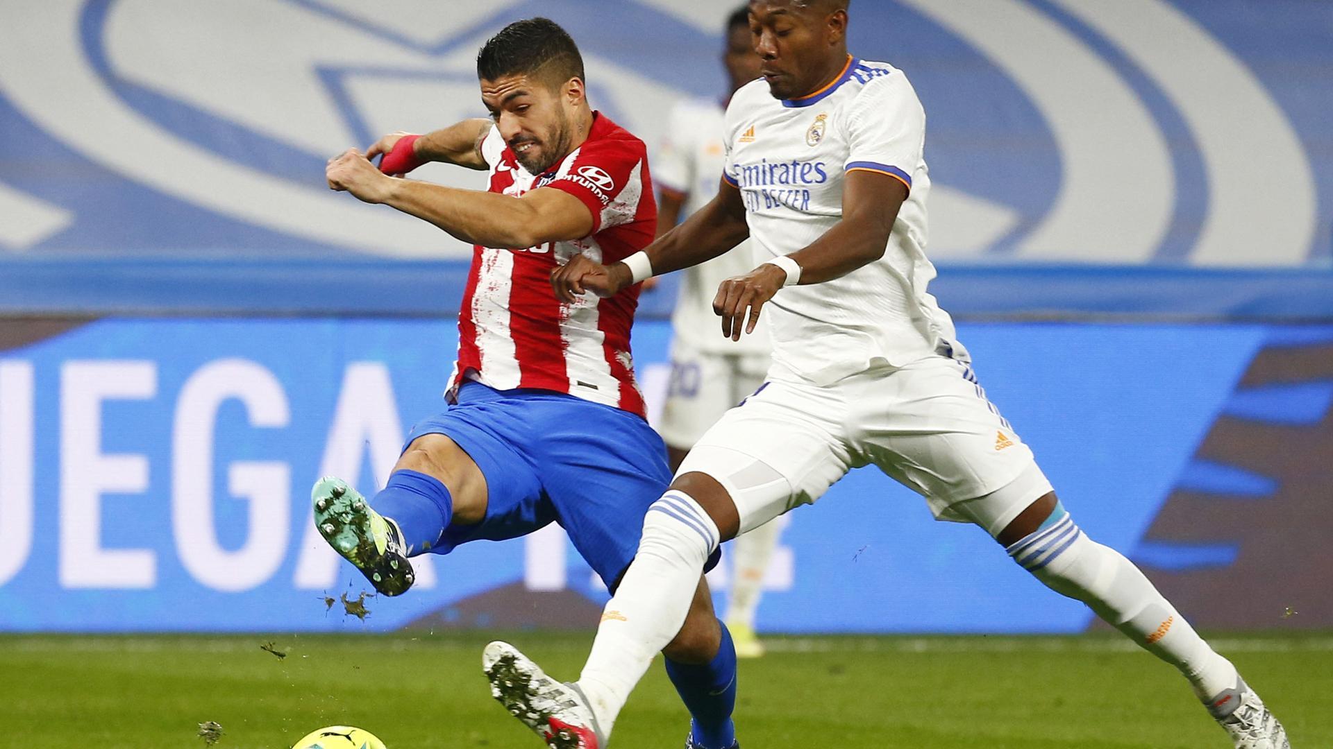David Alaba y Luis Suárez se disputan el esférico