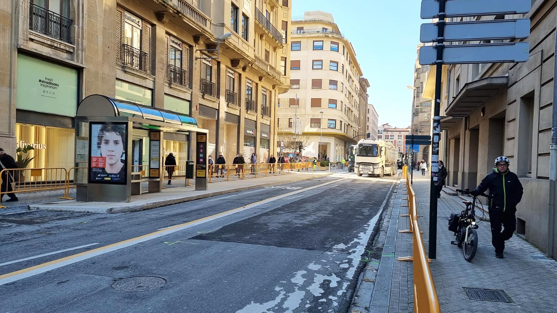 Trabajos de reasfaltado de la calle Cortes de Navarra en Pamplona