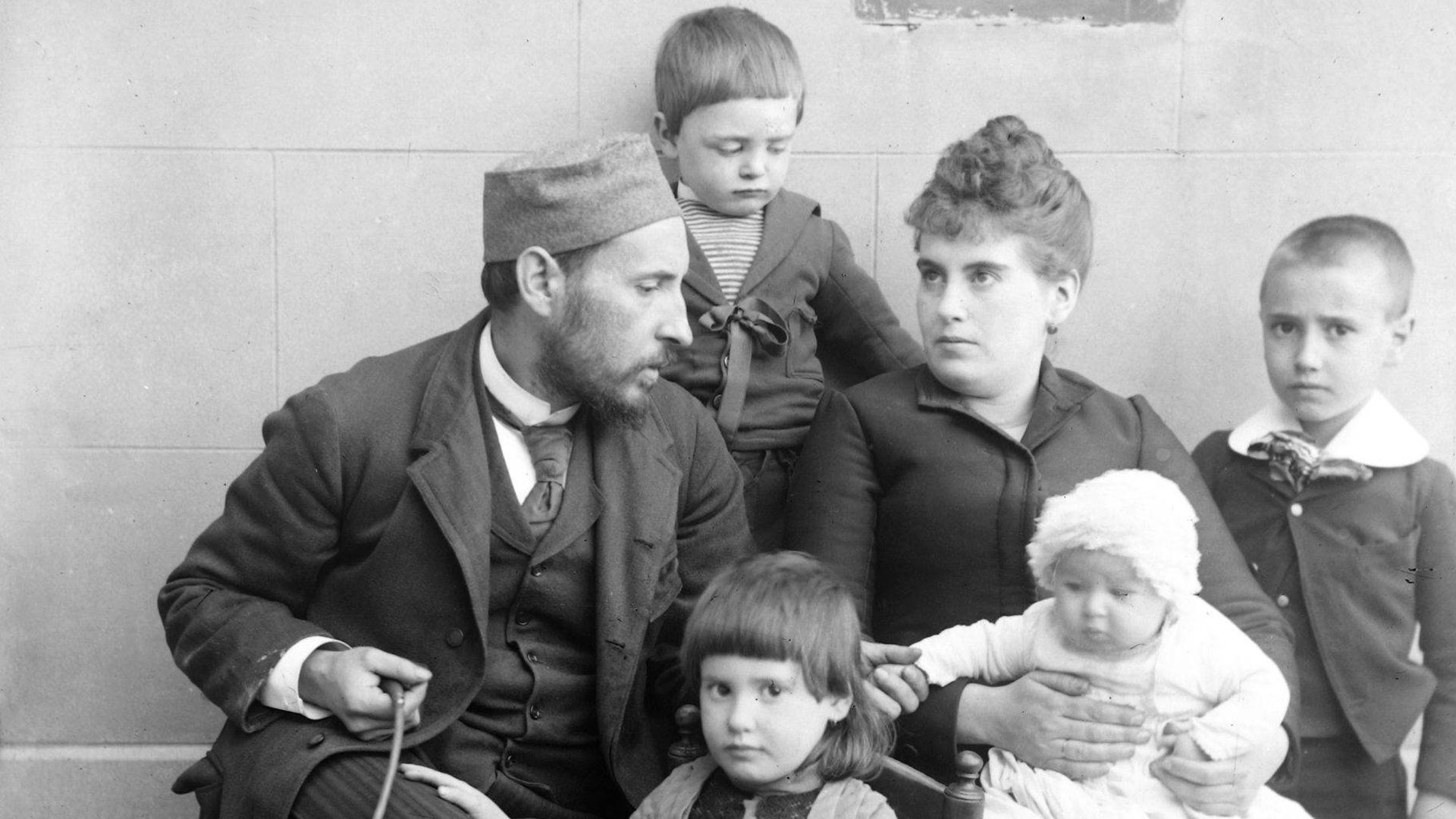 Autorretrato de Cajal y Silveria con sus hijos Santiago, Paula, Jorge y Fe, en el que se aprecia el cable del disparador