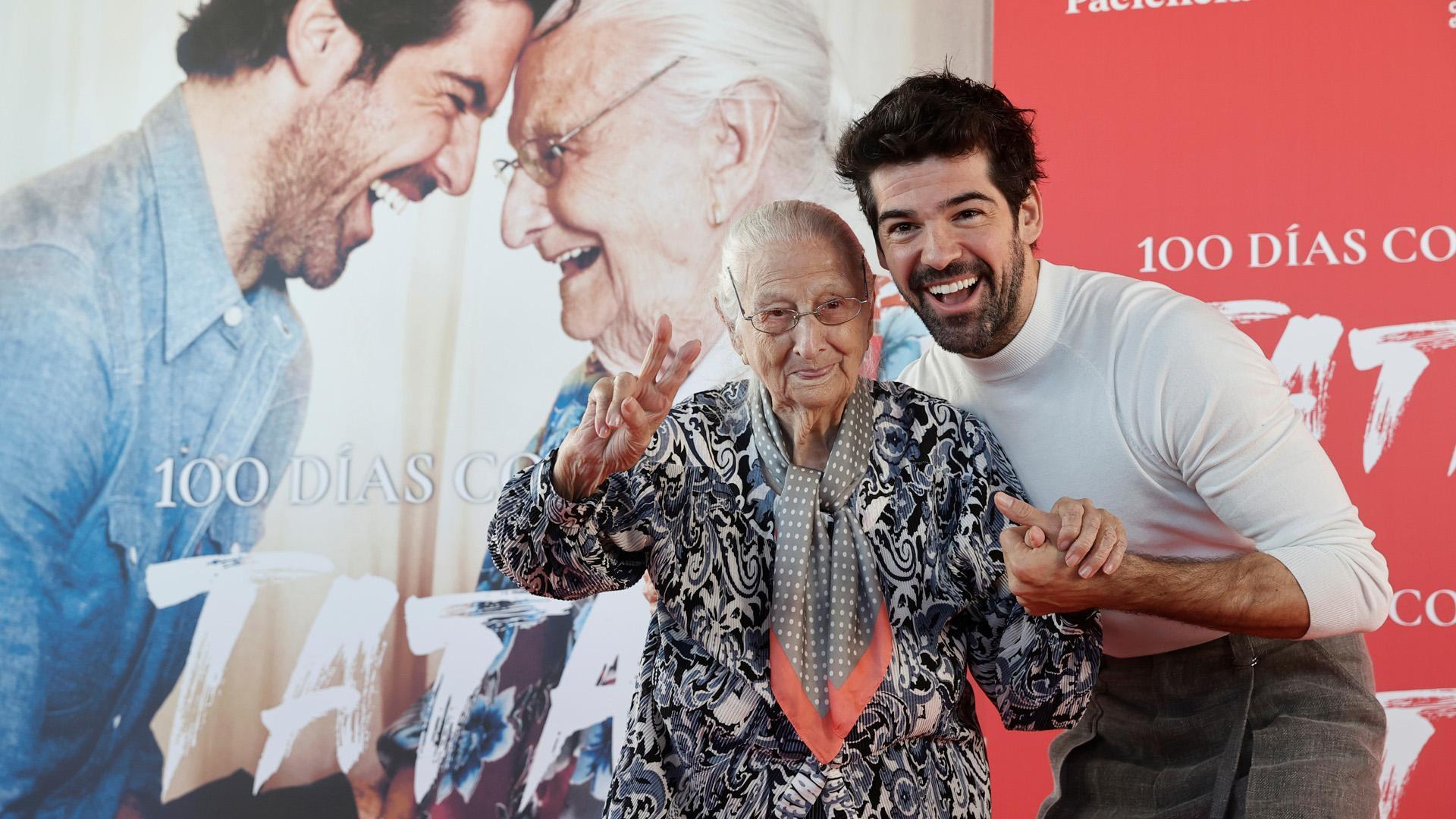 Miguel Ángel Muñoz junto a su abuela
