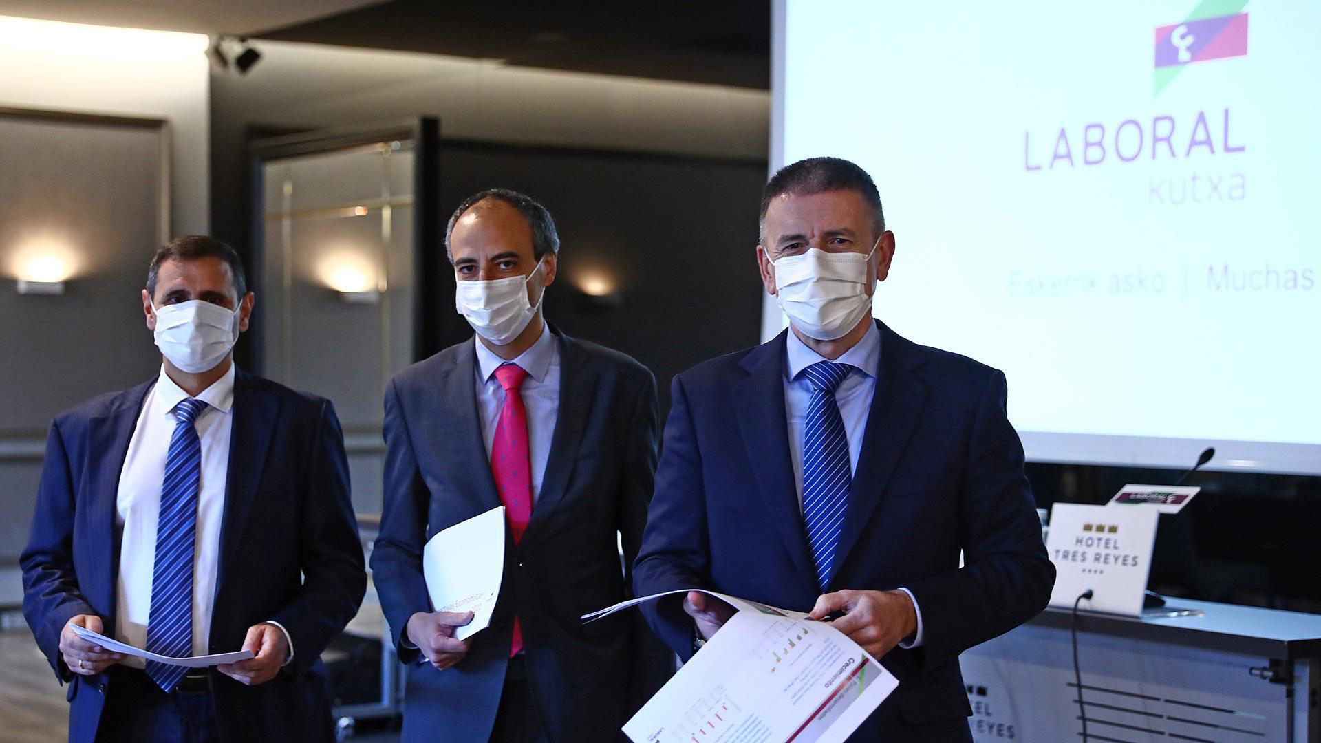 De izda a derecha: Javier Cortajarena, Ibón Urgoiti y Joseba Madariaga, director territorial, director de desarrollo de negocio y director del departamento de estudios de Laboral Kuxta, respectivamente