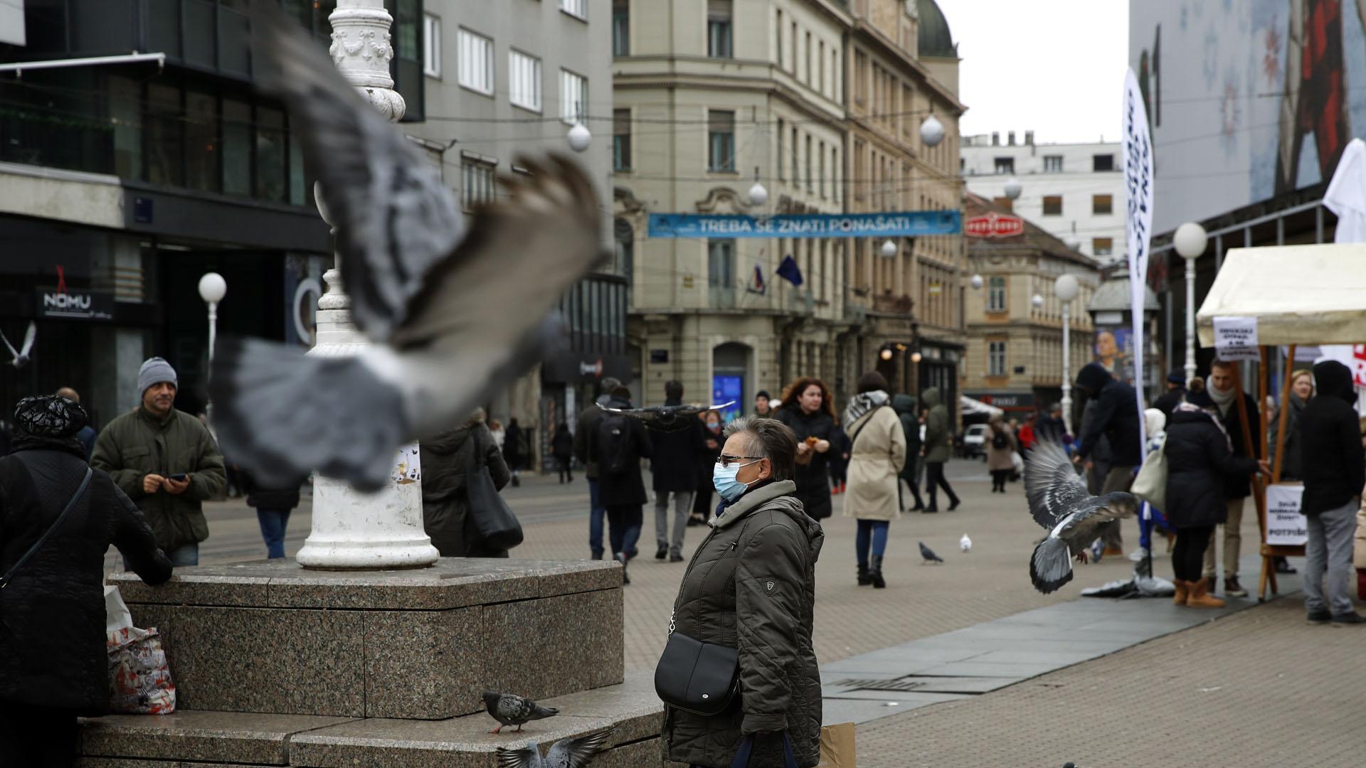 Una persona camina protegida con mascarilla en las calles de Zagreb