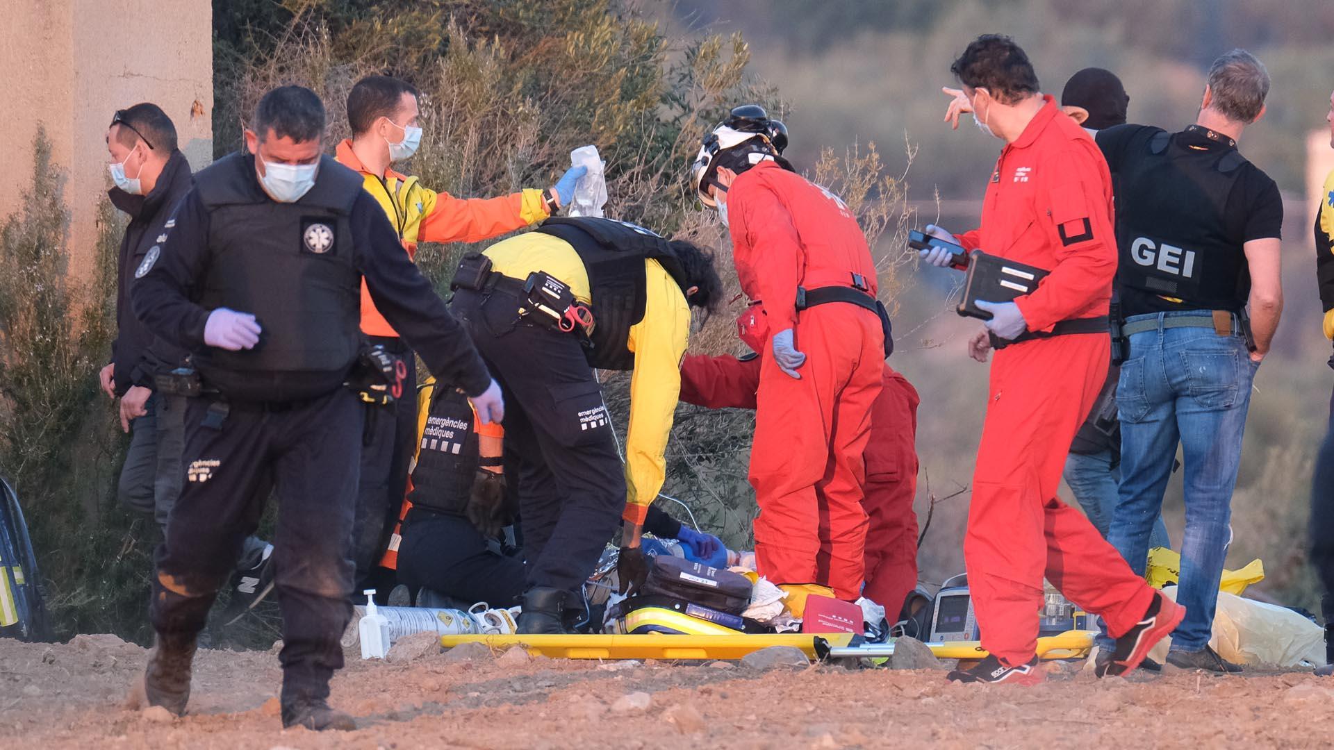 Un grupo de sanitarios asisten a uno de los heridos en el lugar donde estaba detenido el hombre que ha herido con un arma de fuego a tres excompañeros y a un mosso d¿esquadra en su huida
14 DICIEMBRE 2021;TIROTEO;CATALUÑA;MOSSO

Fabián Acidres / Europa Press

14/12/2021
