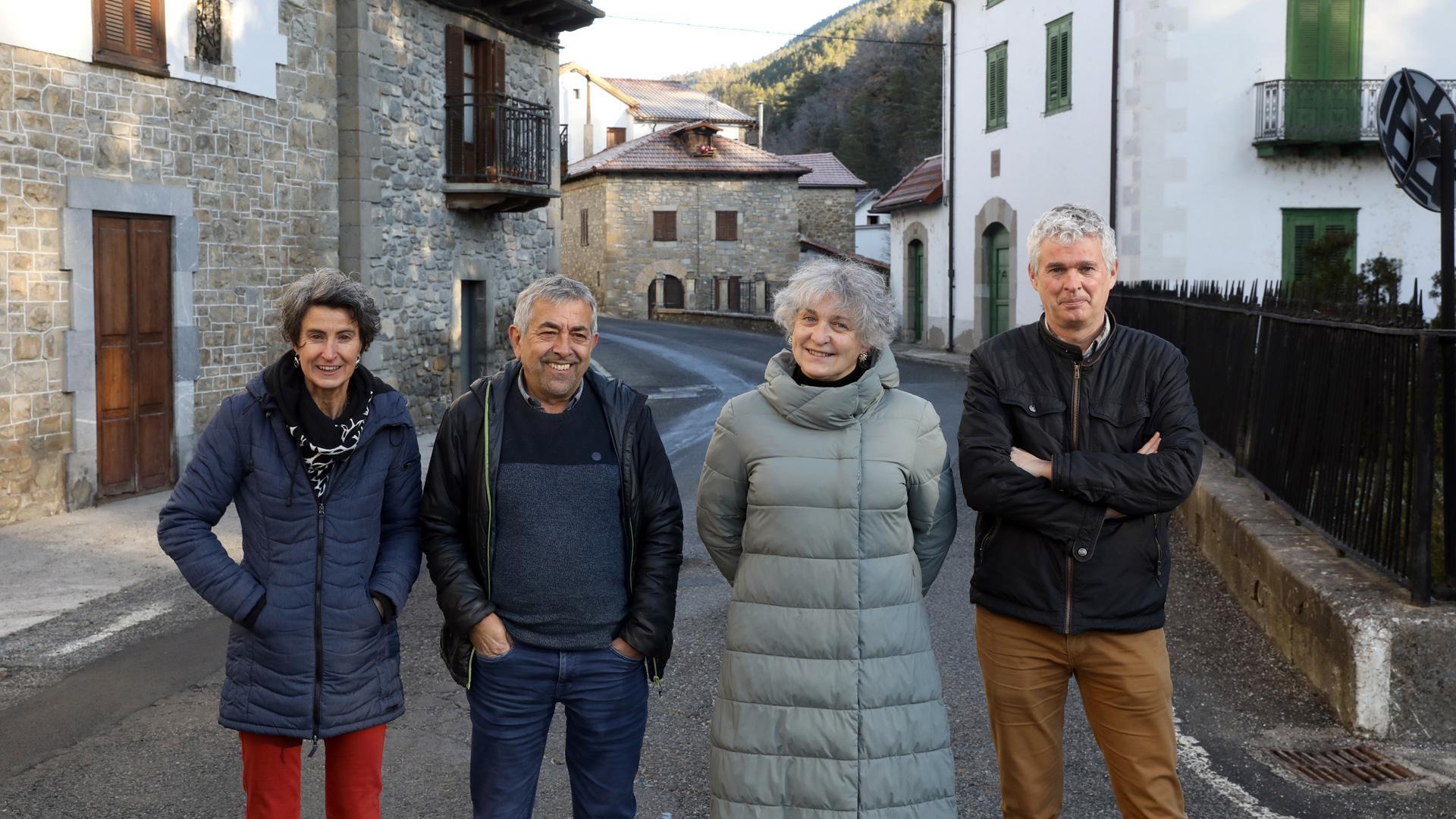 LOS PONENTES, EN RONCAL Desde la izda.: Silvia Calvo Petrotx (apyma Julián Gayarre de Roncal), Mikel Aoiz Iriarte (alcalde de Ochagavía y miembro de la Mesa del Pirineo), Idoia Pérez Huici (Proyectos Estratégicos del Gobierno) y Mikel Belasko Ortega (director del colegio e instituto de Roncal)