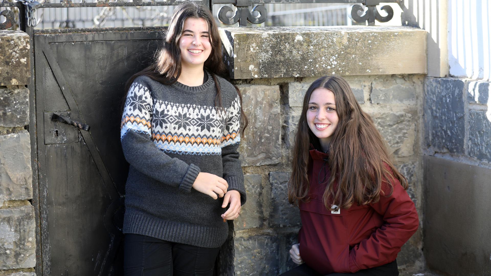 Nahia Artutx Mozo y Lakora Eguiguren Garro, alumnas de 4ª de ESO naturales de Roncal y Urzainqui, intervinieron en el foro de ayer en la Junta de Roncal en nombre de sus compañeros de instituto.
