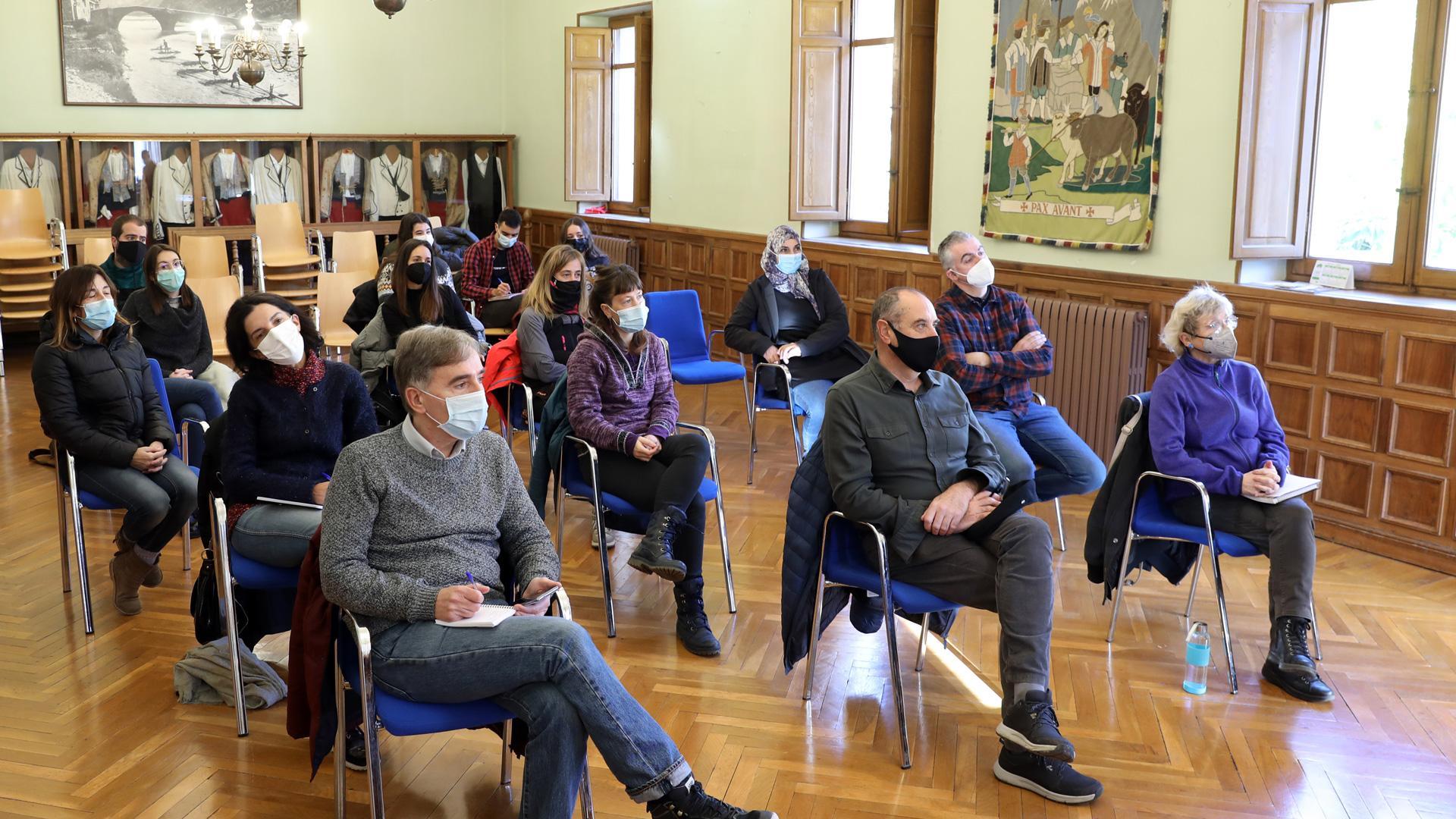 Público asistente al foro 'DN en Vivo' en la sede de la Junta General del valle del Roncal