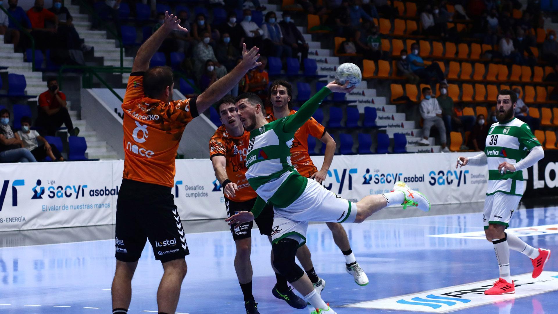 Pereira, en una acción del partido de Liga ante el Torrelavega el pasado mes de octubre