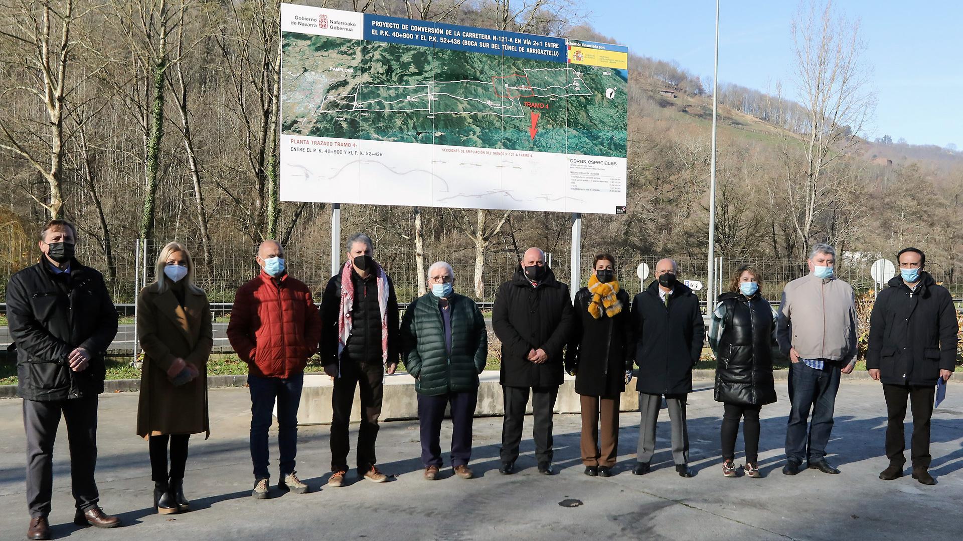 Autoridades posan en el inicio de las obras de la transformación de la N-121-A en una vía 2+1 en el tramo de Oronoz-Mugairi a Sunbilla