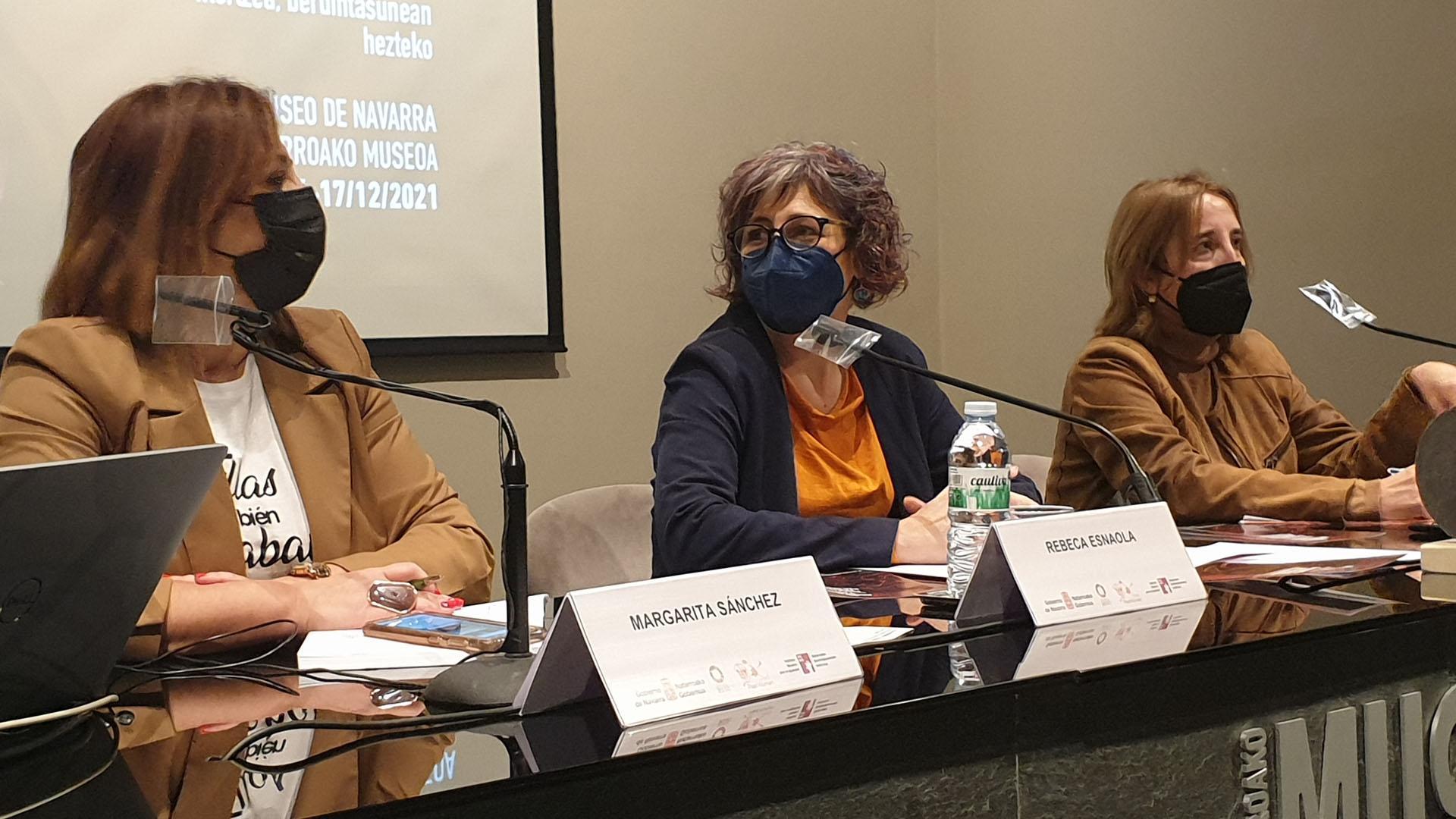 Margarita Sánchez, representante de la Red Past Women, la consejera de Cultura y Deporte, Rebeca Esnaola, y la directora del Servicio de Museo, Susana Irigaray.