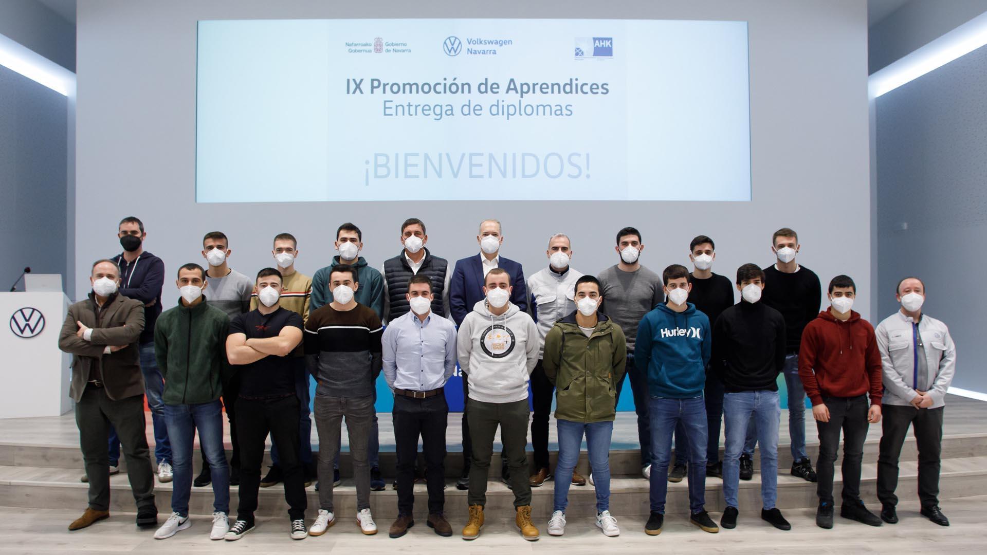 Un total de 16 alumnos, hoy trabajadores de la fábrica de Landaben, han obtenido el título de postgrado como expertos en sus respectivas especialidades de automoción