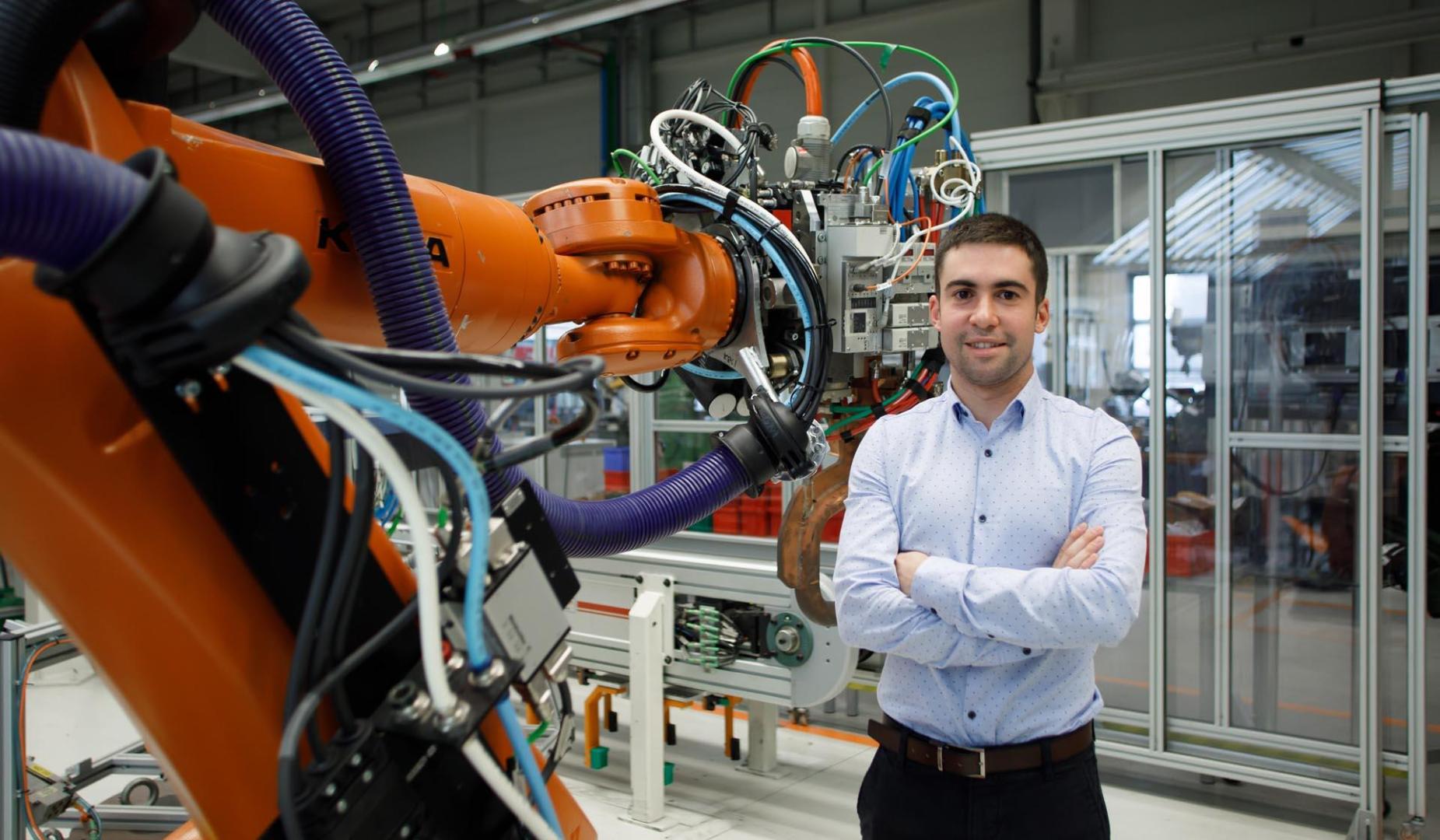 Enrique Velar Cano (Murillo El Fruto), de 22 años, ha sido reconocido con el premio al Mejor Aprendiz del Grupo Volkswagen