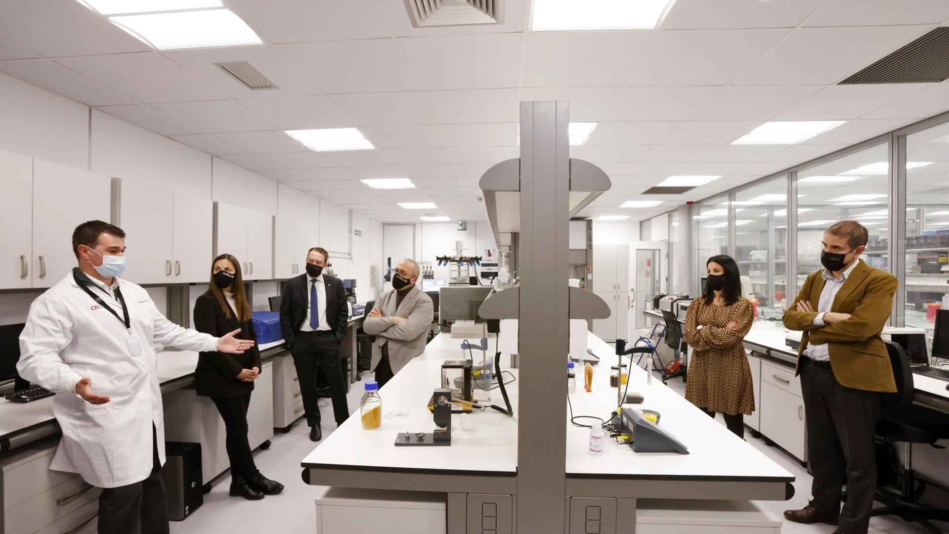 Francisco Martín explica los nuevos desarrollos durante la visita institucional al nuevo laboratorio.