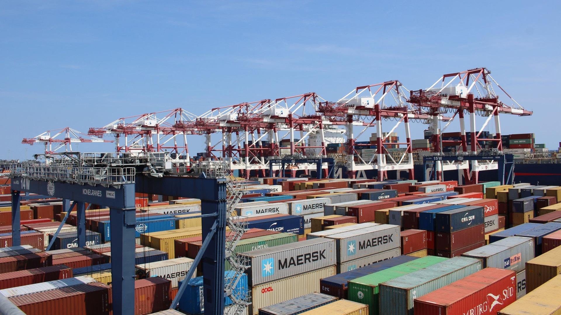 Contenedores en el puerto marítimo de Barcelona