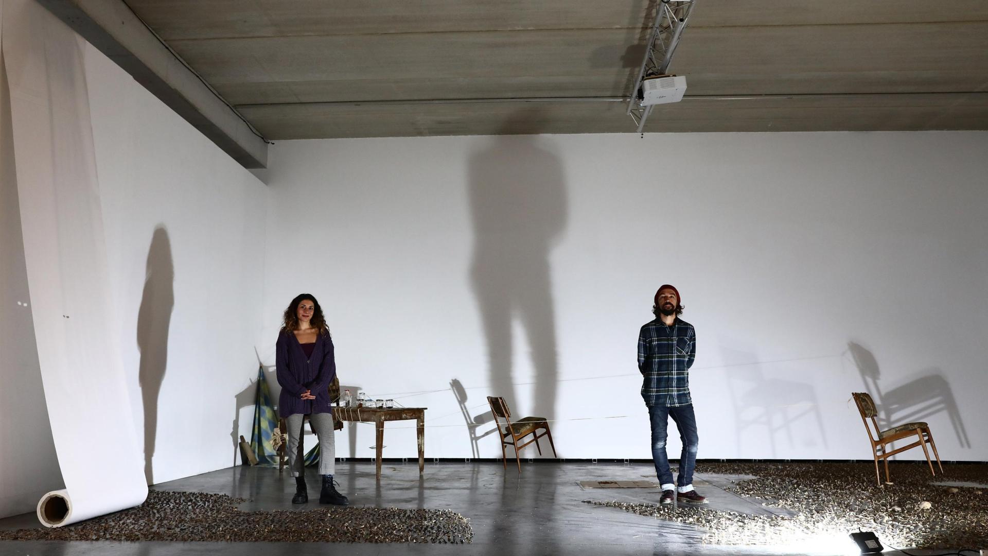 Los artistas Pía Troggio y Adán Hernández, el pasado miércoles en la instalación que están creando en el Centro Huarte