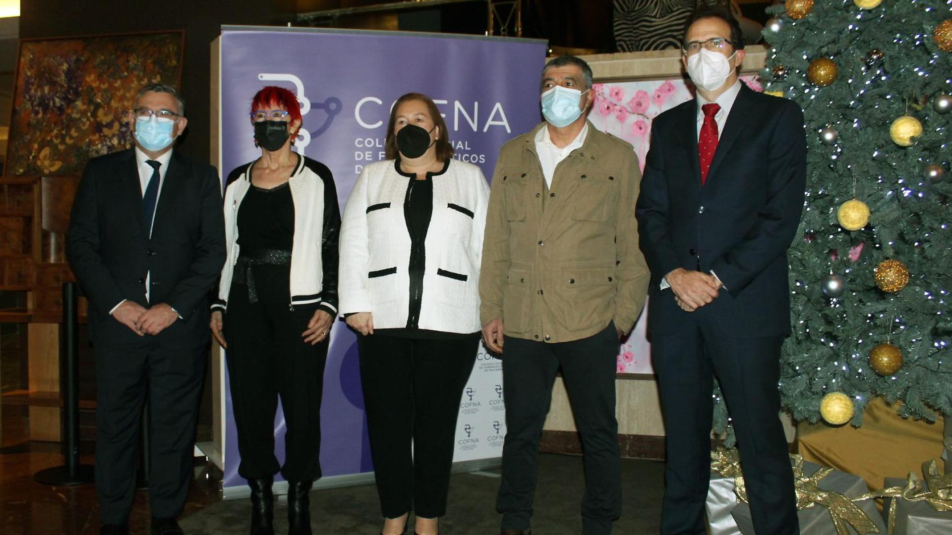 El director de Laboratorios CINFA, Juan Goñi; la consejera de Salud del Gobierno de Navarra, Santos Induráin; la presidenta del COFNA, Marta Galipienzo; el premiado, Hesham Salman, y el subdirector de Farmacia del SNS-O, Antonio López