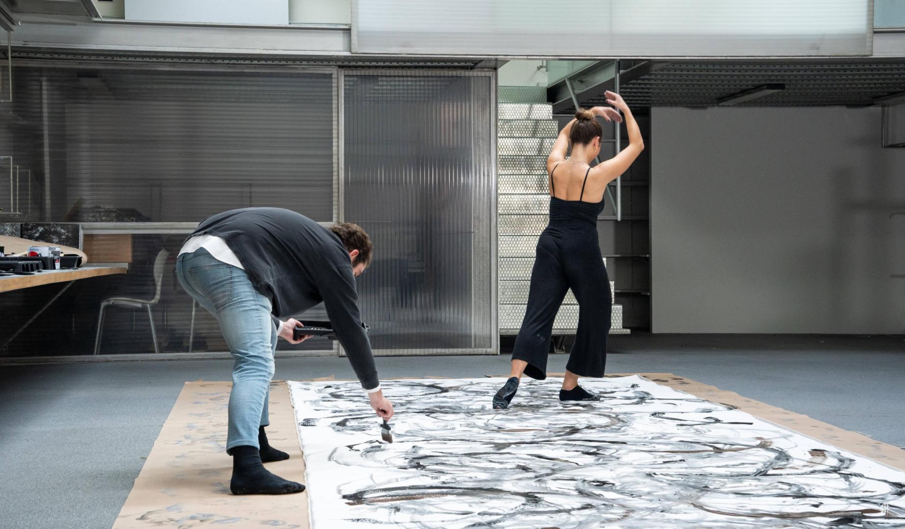 El artista marca los trazos del lienzo mientras la bailarina Silvia Sagaseta pinta con los pies.