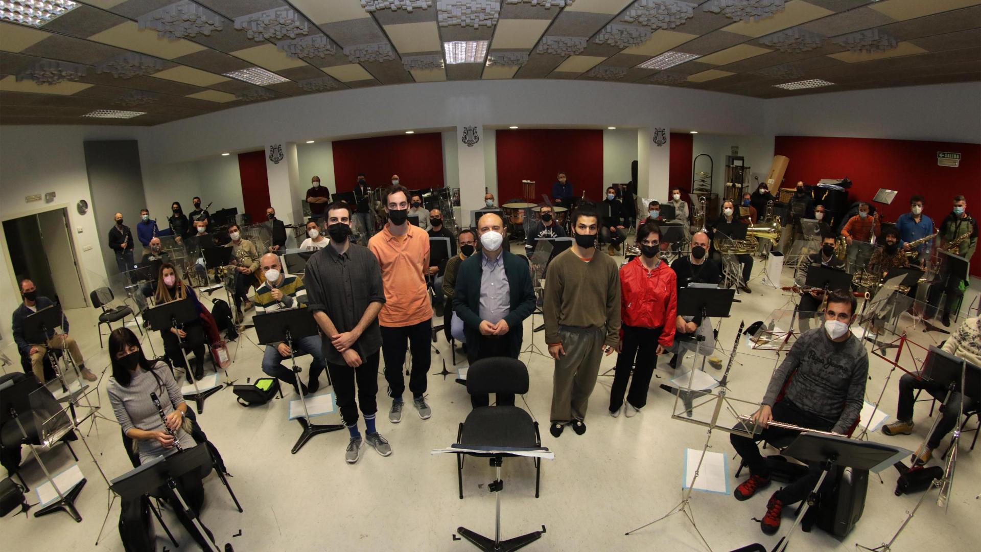 Fotografía tomada antes del ensayo del viernes. De pie, desde la izquierda, Martxel Rodríguez, Jon Alonso, Vicent Egea, Martín Los Arcos y Carmen Larraz, rodeados de los músicos de La Pamplonesa.