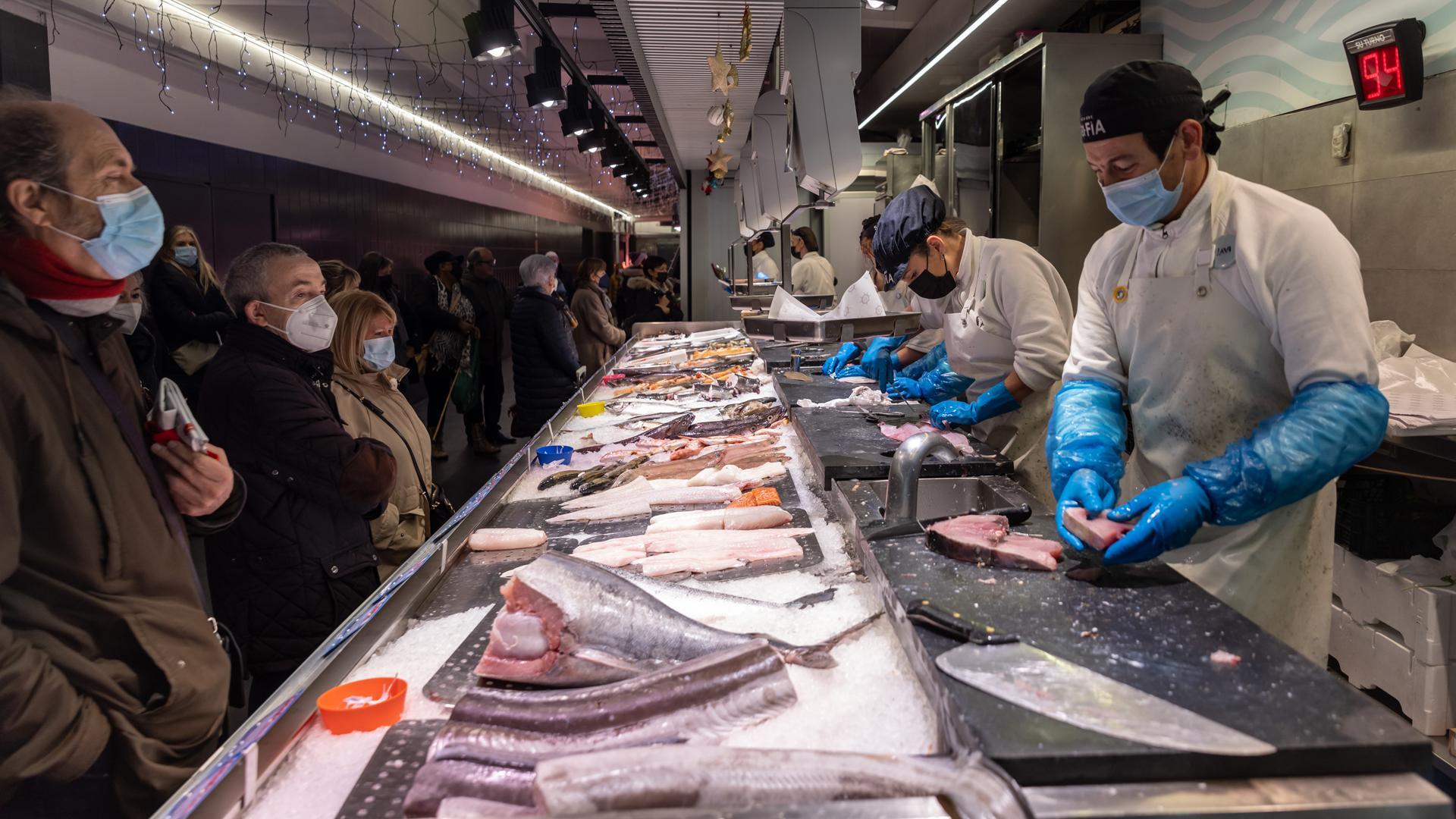 Un puesto de pescadería en el mercado del Ensanche durante la venta, ayer por la mañana