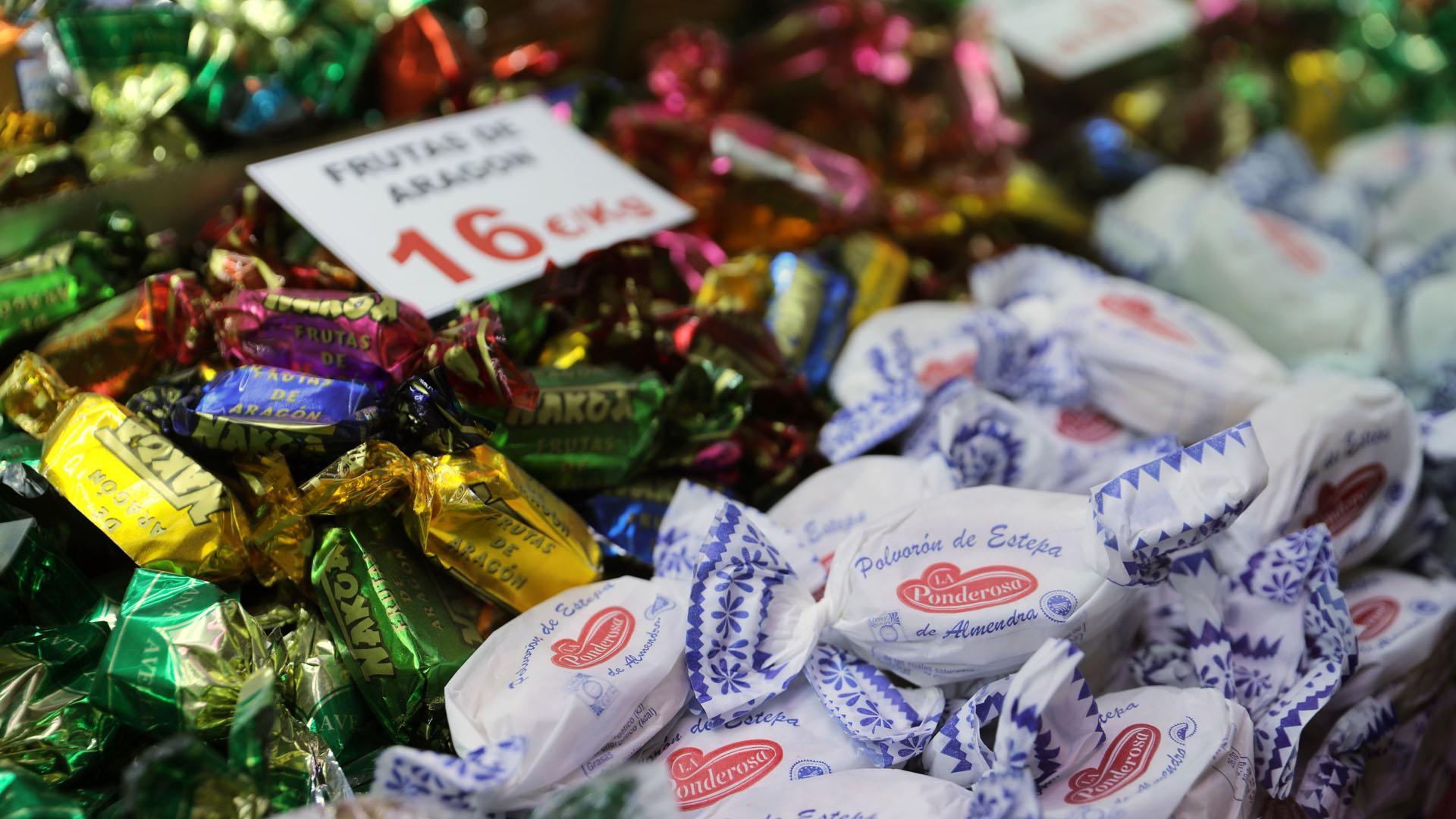 Turrón y mazapán en un puesto en el Mercado de San Isidro, en Madrid