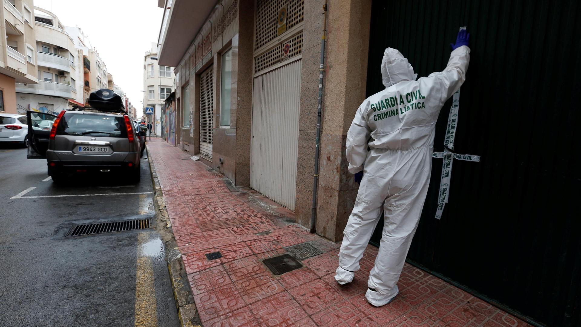 La Guardia Civil precinta la vivienda donde esta madrugada una mujer ha sido muerta por su pareja, la cual se ha entregado más tarde